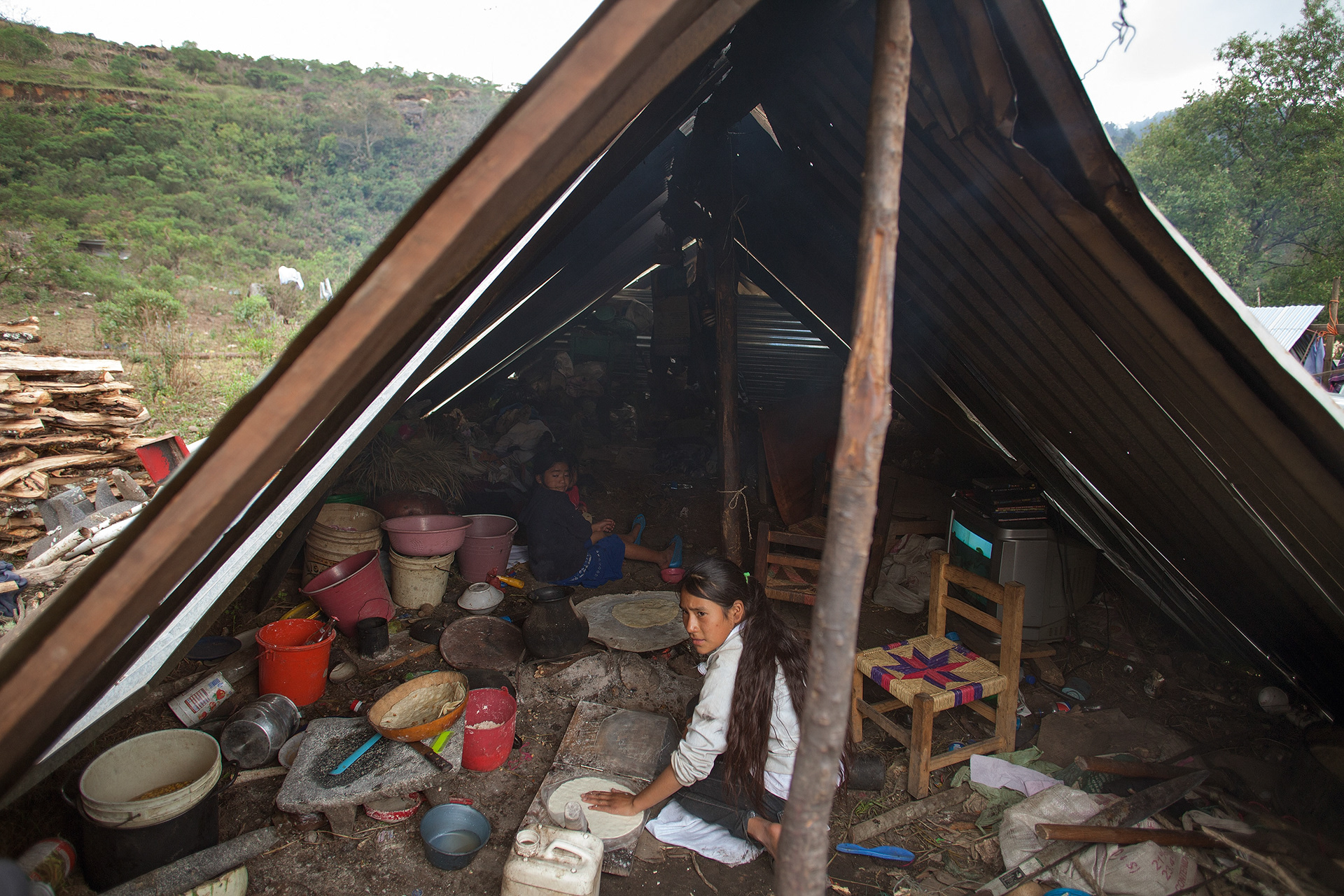 Indígenas na'savi de San Miguel Amoltepec Viejo, Guerrero, establecieron un campamento en las cercanías del pueblo arrasado por un alud de lodo. En el campamento improvisado de láminas permanecieron más de medio año. (Foto: Prometeo Lucero)