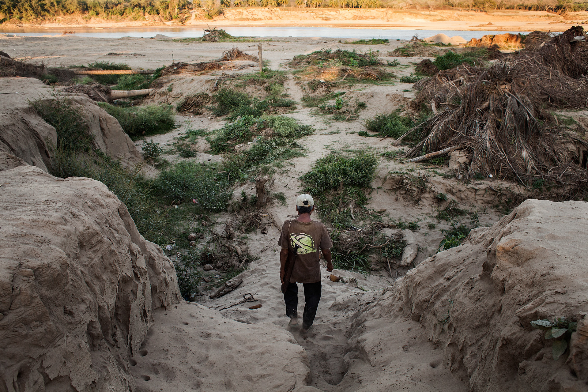 Un campesino camina en los bordes del Río Papagayo en la comunidad de Aguacaliente, Acapulco, Guerrero. (Foto: Prometeo Lucero)