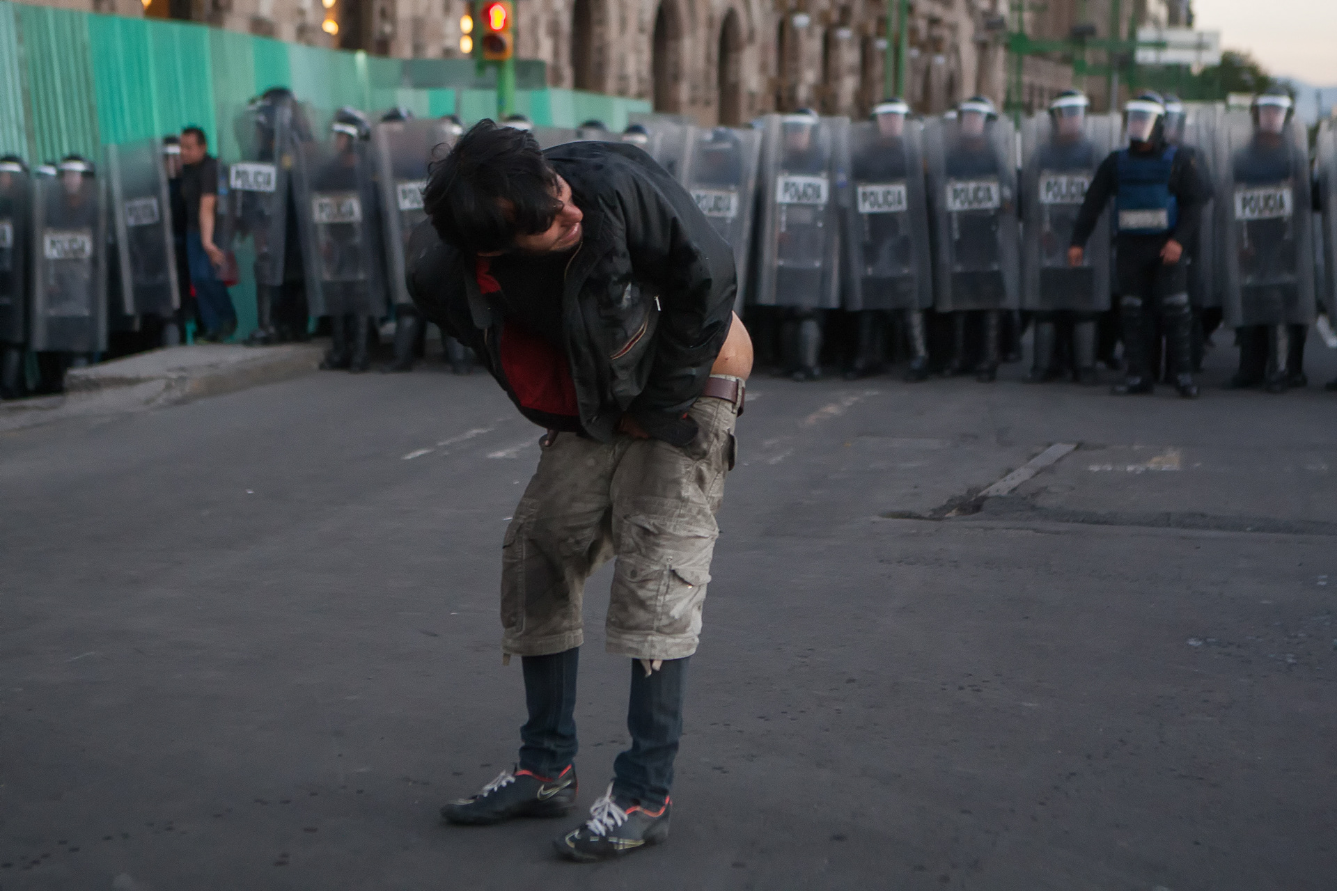 Un manifestante se mofa ante una línea de policías del Distrito Federal, el 2 de octubre de 2015. (Foto: Prometeo Lucero)