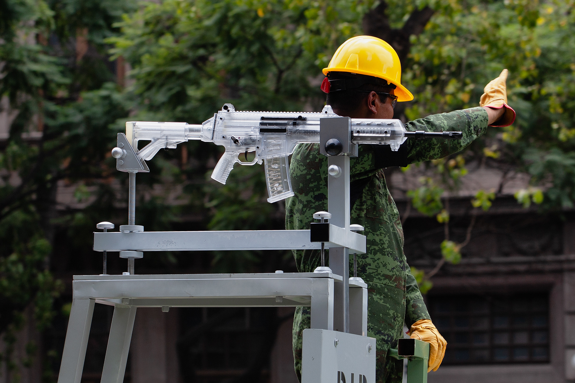 Elementos militares muestran al público un prototipo del fusil FX05 “Xiuhcóatl”, de manufactura mexicana que reemplazarían al fusil alemán HKG3, durante en el desfile militar del 16 de septiembre de 2016 en la Ciudad de México. (foto: Prometeo Lucero)