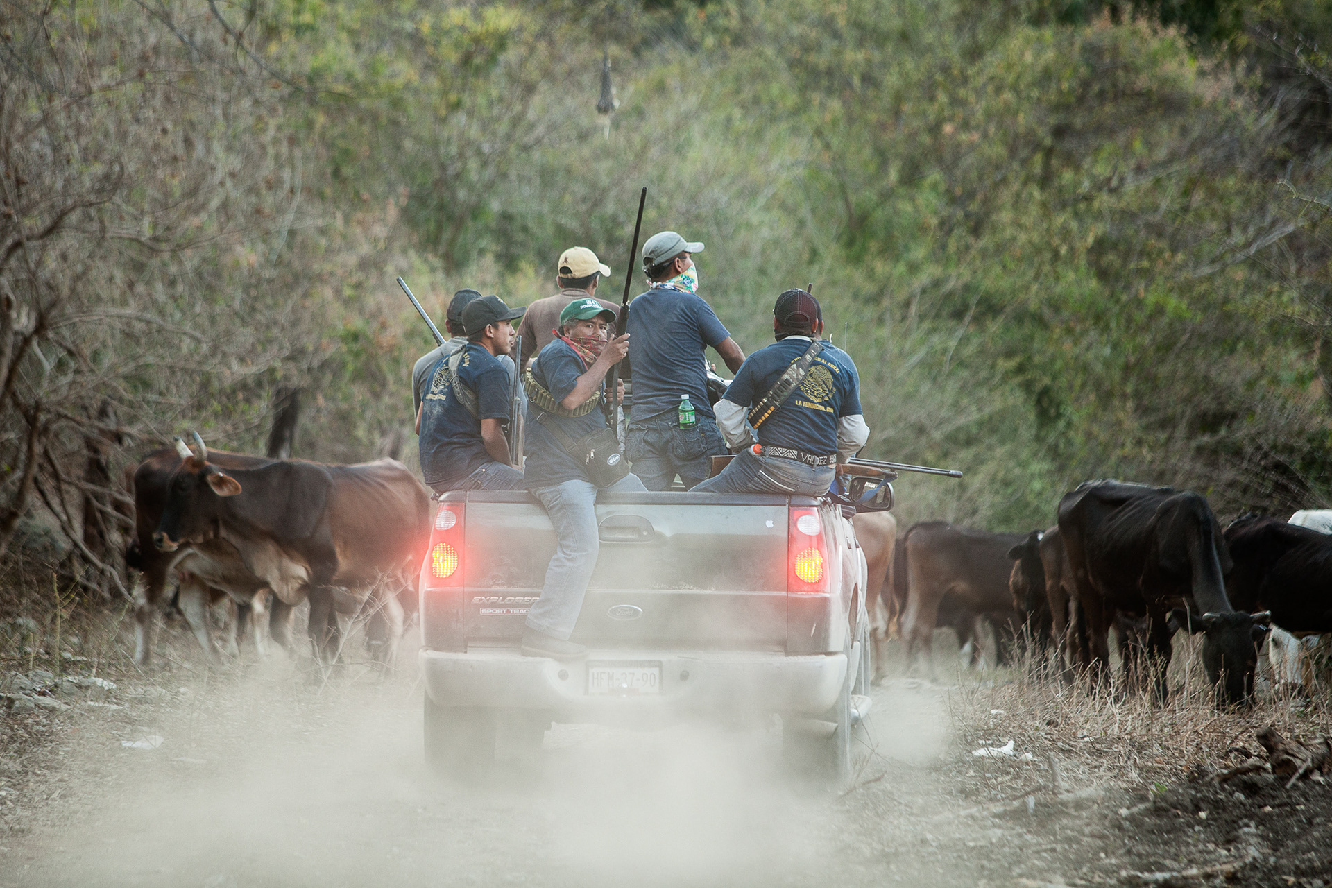 Al menos 12 personas, entre contratistas de la minera Media Luna y pescadores locales de Nuevo Balsas fueron secuestradas el 6 de febrero de 2015, una decena de ellas liberada el día 8 y dos más varios días liberadas tras el pago de un rescate a "La Burra", líder de un grupo delictivo. Encabezados por Policías Comunitarios, miembros de la Policía Federal, Gendarmería, Ejército y Fuerza Aérea buscaron en los cerros y escondites a las secuestradas. (foto: Prometeo Lucero)