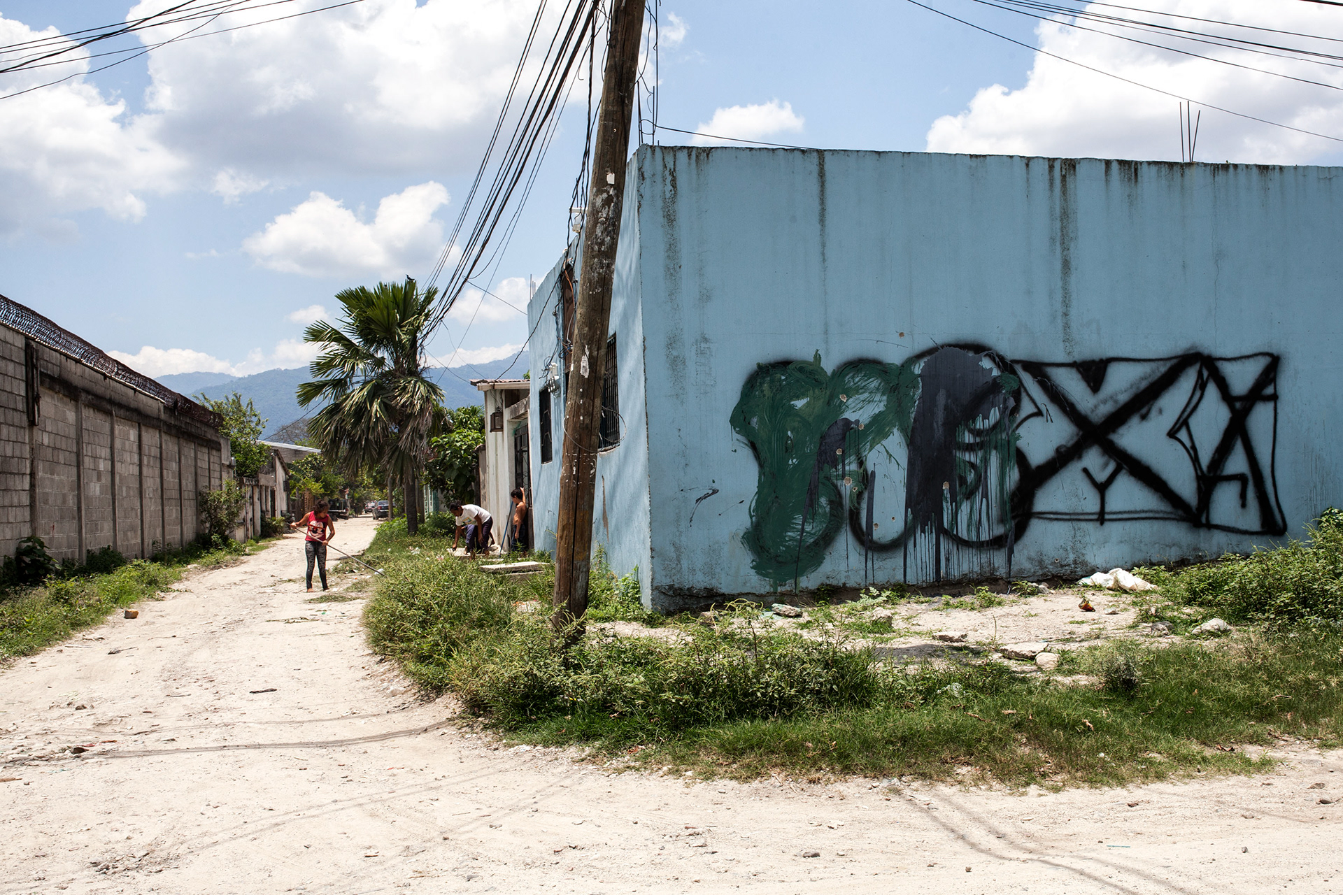 Una pinta borrada de la Mara Salvatrucha es vista en Reparto Lempira, al sureste de San Pedro Sula. Borrar una pinta de las pandillas puede ser considerado por ellas como una ofensa grave que puede llevar a la muerte. (foto: Prometeo Lucero / Newsweek)
