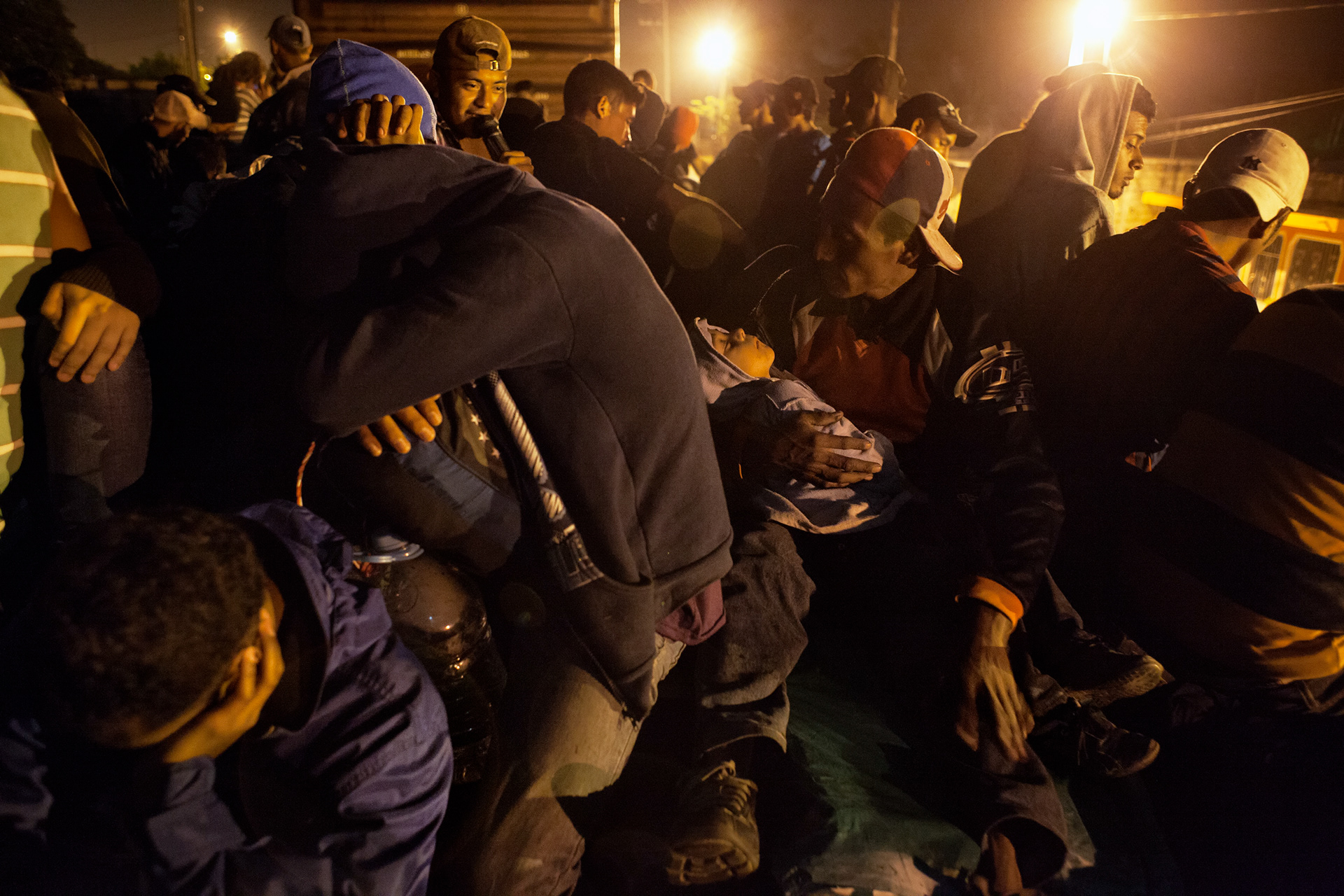 La madrugada del 17 de abril de 2014, alrededor de 800 migrantes centroamericanos, la mayoría de ellos hondureños, abordaron el tren de carga en Tenosique, Tabasco, para viajar por México hacia los Estados Unidos. El tren desenganchó los vagones que llevaban personas, por lo que los siguientes días los migrantes caminaron alrededor de 245 km para llegar a la siguiente ciudad, Villahermosa. (Foto: Prometeo Lucero)