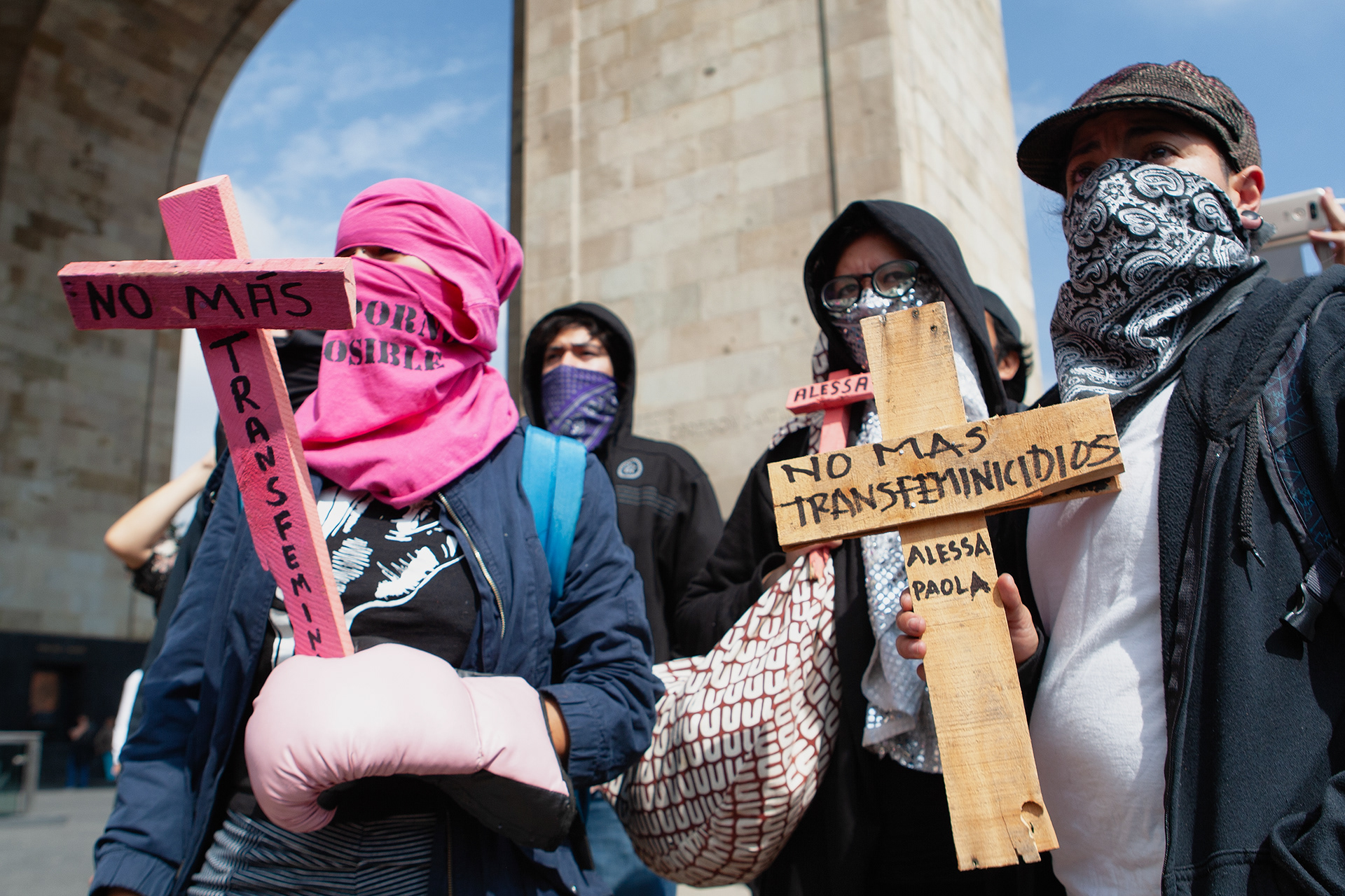 Trabajadoras sexuales trans y activistas de la diversidad LGBTTTIQ protestan tras el asesinato de Paola Buenrostro y Alessa Flores. En 2016, México ocupaba el segundo lugar en transfeminicidios en América Latina, después de Brasil, según datos del Observatorio de Personas Trans Asesinadas. Ciudad de México, 20 de octubre de 2016. (Foto: Prometeo Lucero)