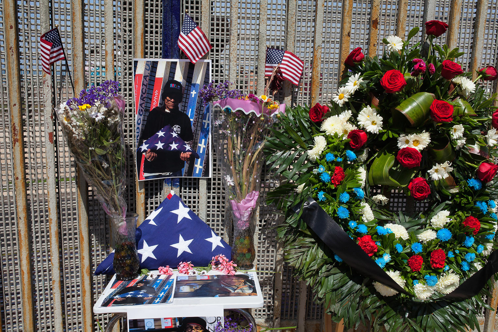En el muro fronterizo entre México y Estados Unidos en Tijuana, una ceremonia de honor recuerda al veterano Gonzalo Chaidez, nacido en Durango y con residencia en Chicago, quien murió el 10 de marzo de 2015 por tuberculosis en Tijuana, a los 64 años. Había sido deportado en 2011, a avanzada edad. Su madre recibió sus cenizas en San Ysidro, California. (foto: Prometeo Lucero / Animal Político)