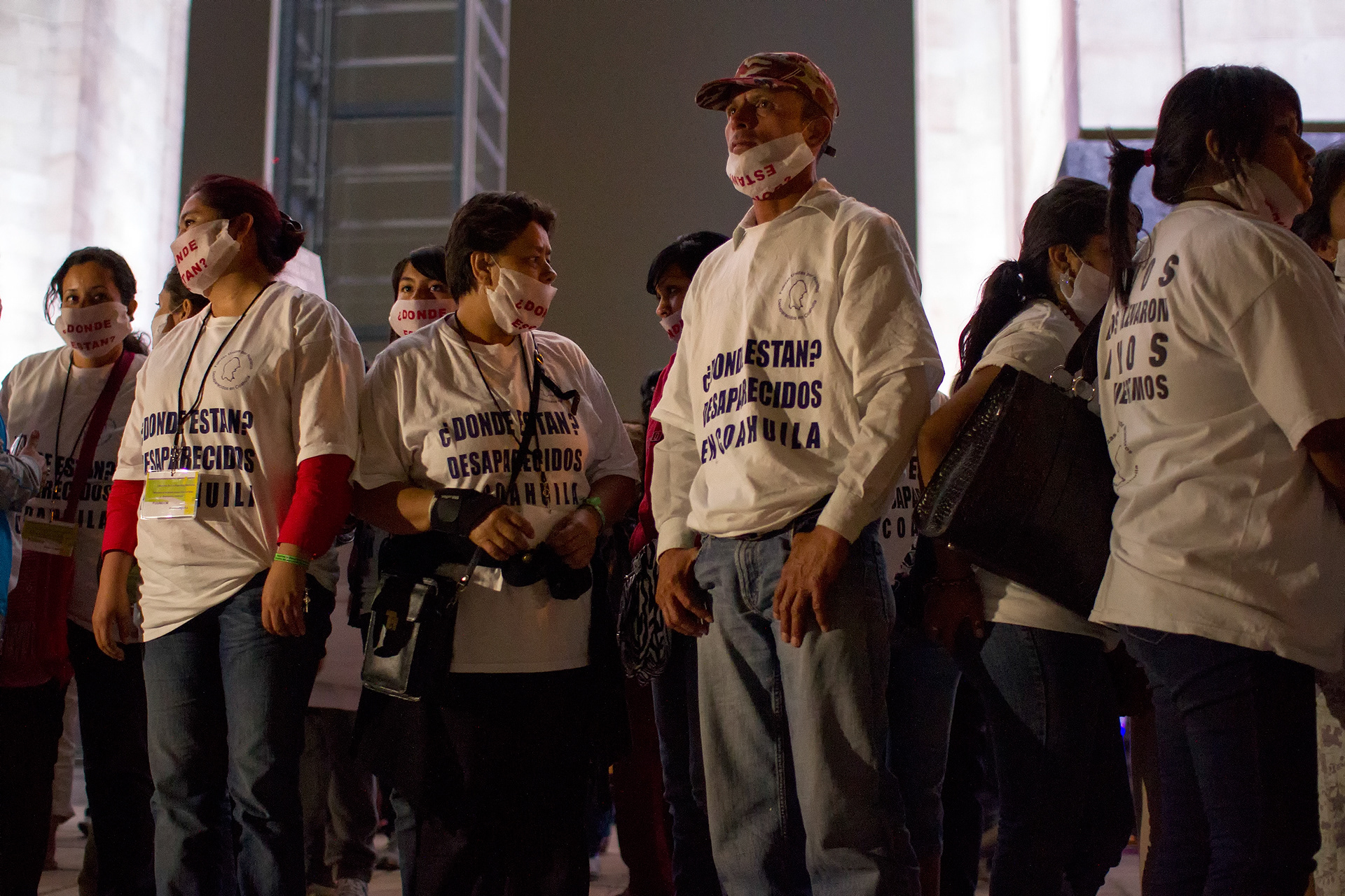 Familiares de personas desaparecidas de todo el país se reúnen en el Monumento a la Revolución el 8 de mayo de 2012, previo a la Marcha Nacional de la Dignidad.  (Prometeo Lucero)