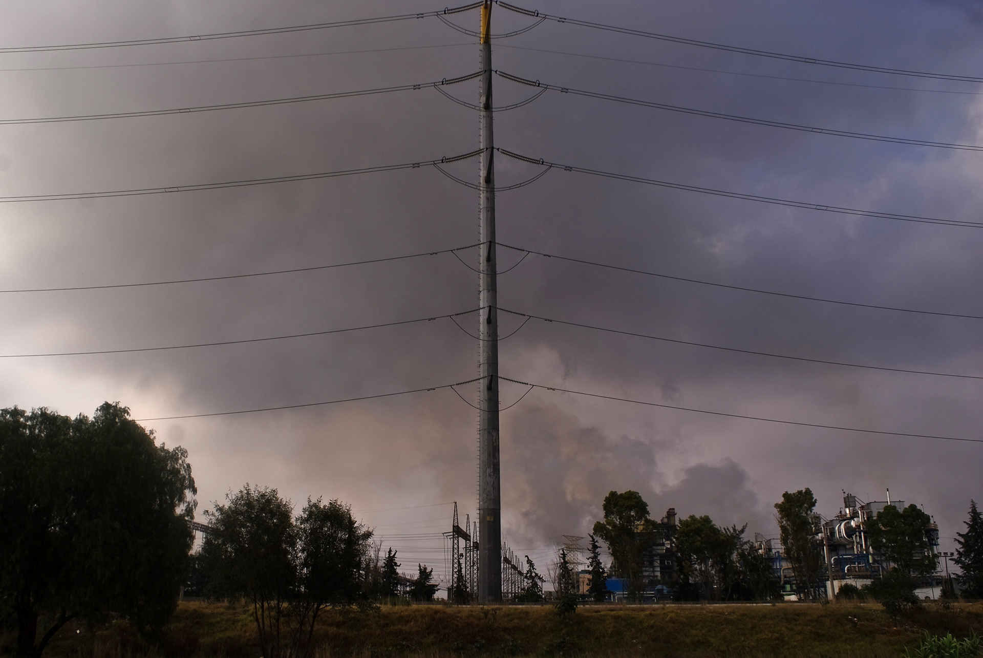 Gases emanados de la termoeléctrica de la Comisión Federal de Electricidad en Tula, Hidalgo. (foto: Prometeo Lucero)