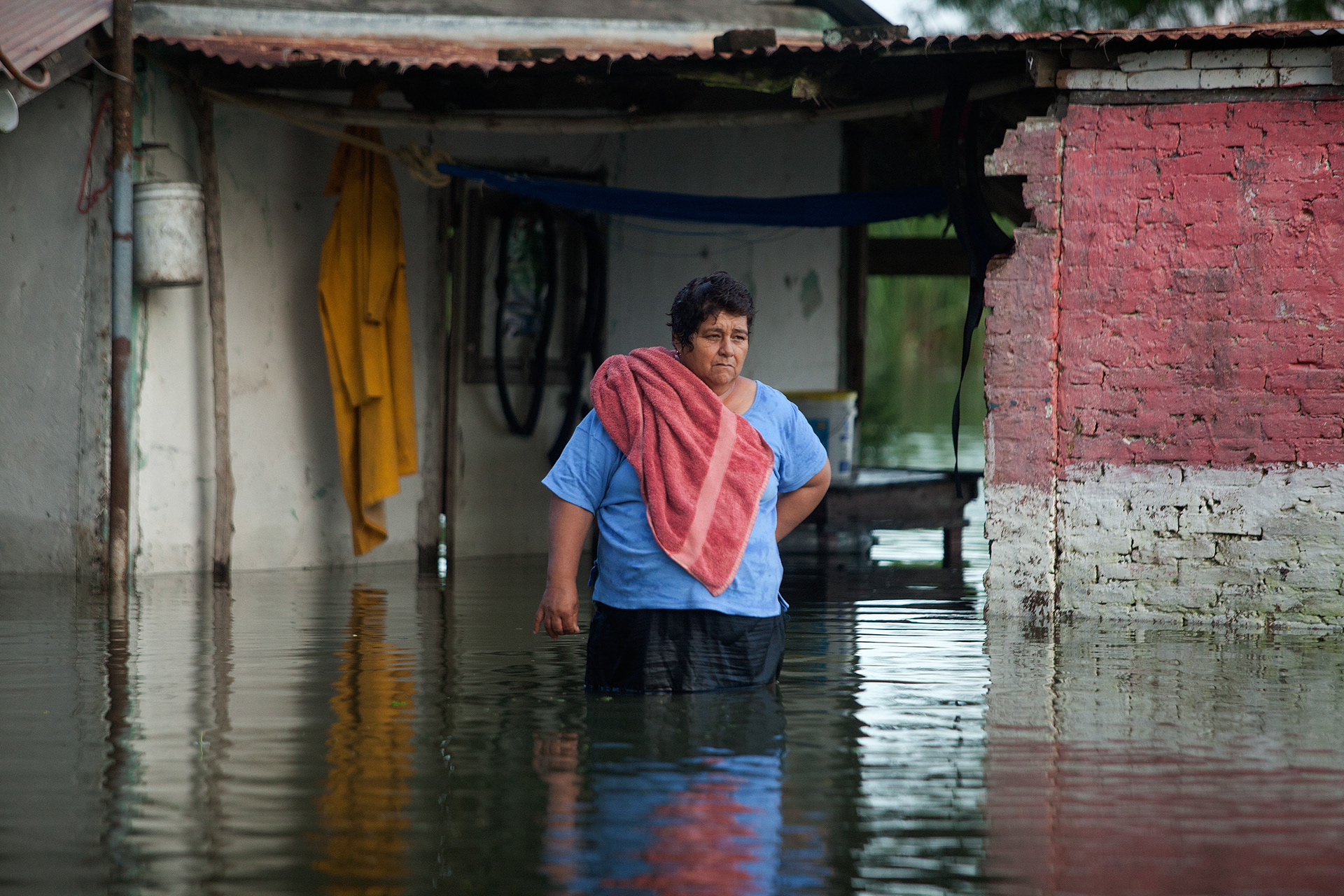 Una mujer sale de su casa inundada en el ejido Salvazúchil, en el municipio de Pánuco, Veracruz. (Foto: Prometeo Lucero)