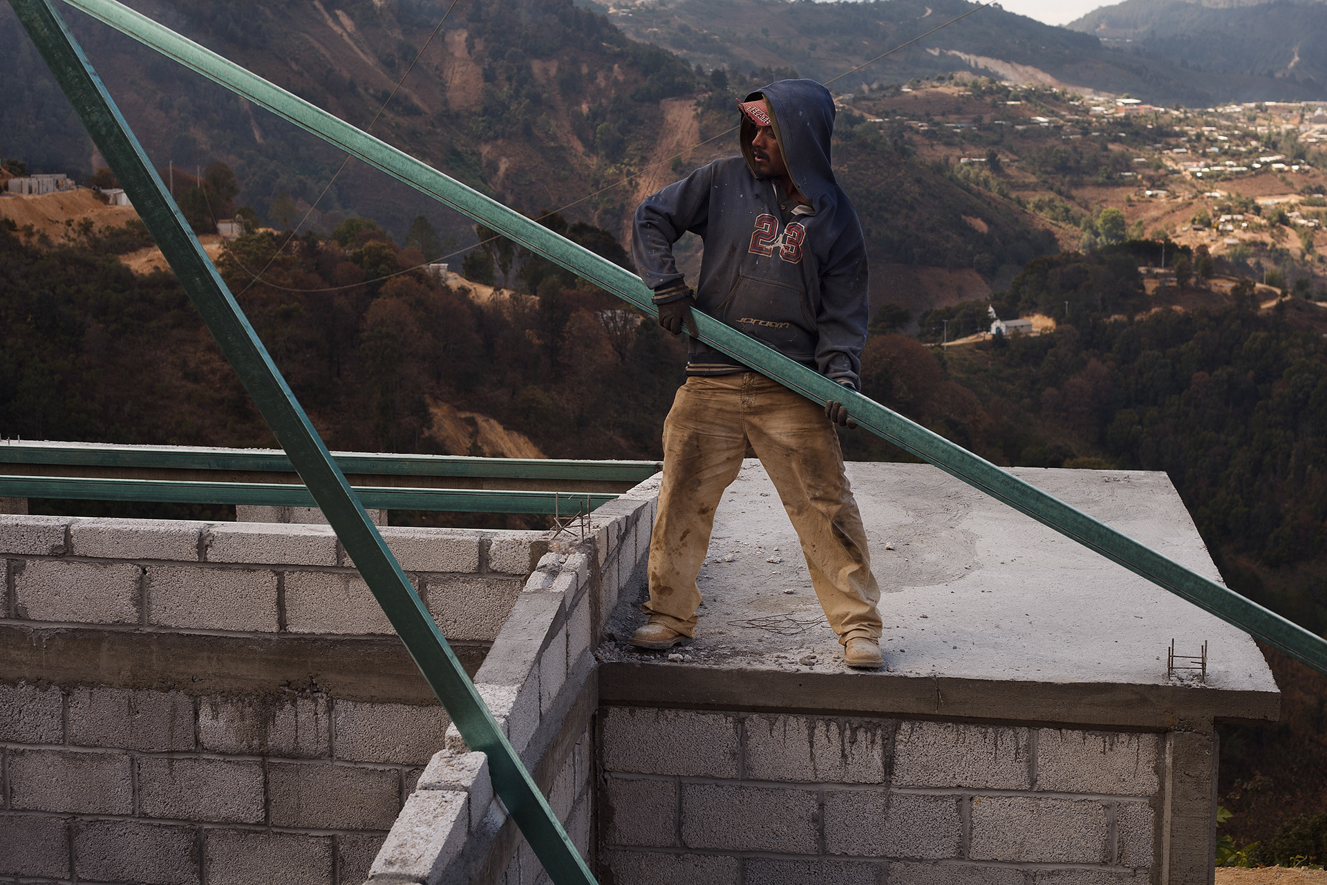 Un hombre indígena me'phaa de Unión de las Peras, Guerrero, trabaja en la reconstrucción de una casa luego de que su pueblo quedara sepultado tras el paso de 'Manuel'. (Foto: Prometeo Lucero)