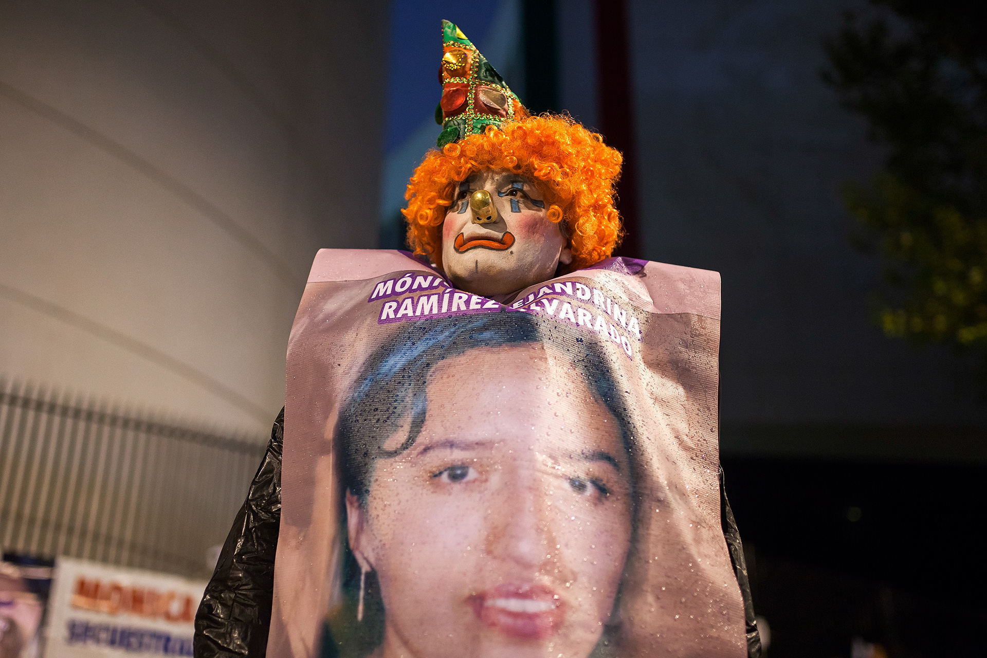 Un familiar de Mónica Ramírez Alvarado participa en una protesta a las afueras del Senado mexicano, el 30 de agosto de 2014. (Prometeo Lucero)