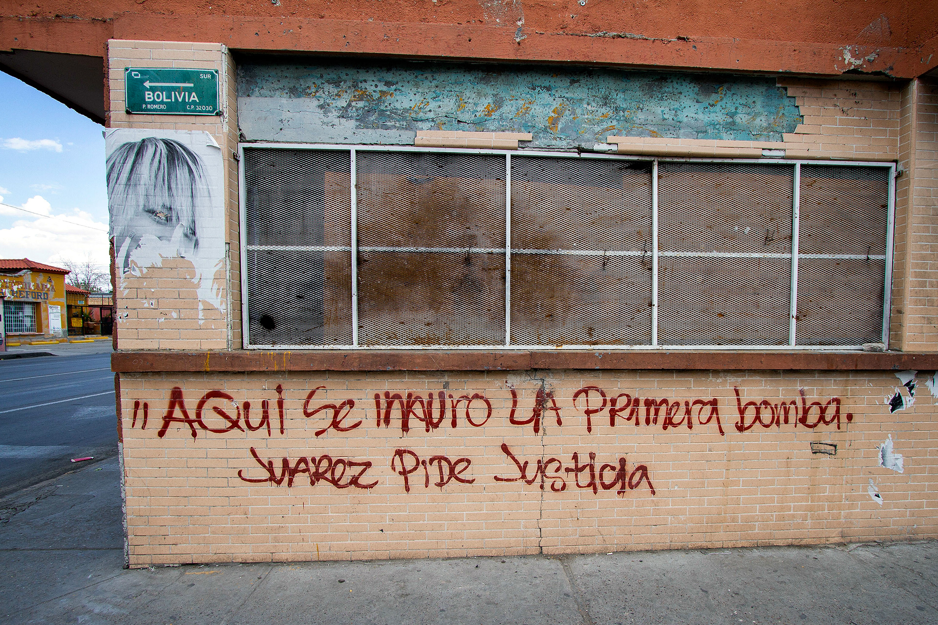 Un mural en la esquina de la Avenida 16 de septiembre y Bolivia, remarca el lugar donde fue detonado un automóvil bomba en Ciudad Juárez en 2010. Foto tomada en agosto de 2012. (foto: Prometeo Lucero / Red TDT)