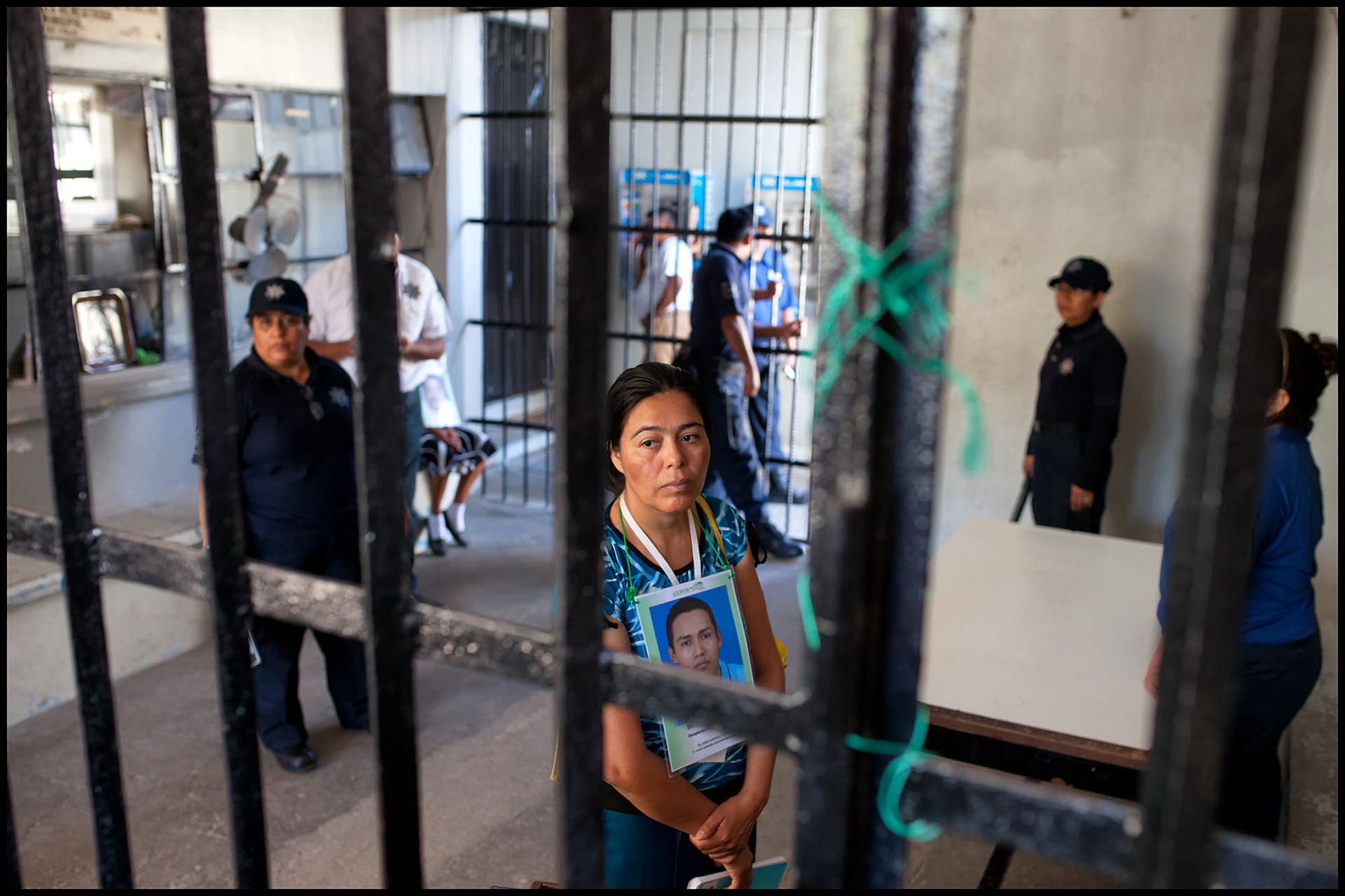 La Caravana de Madres Centroamericanas visita Centro de Readaptación Social, Juchitán, Oaxaca, en busca de indicios de sus faimliares desaparecidos. 2 de diciembre de 2014. (foto: Prometeo Lucero / Le Quatre Heures)