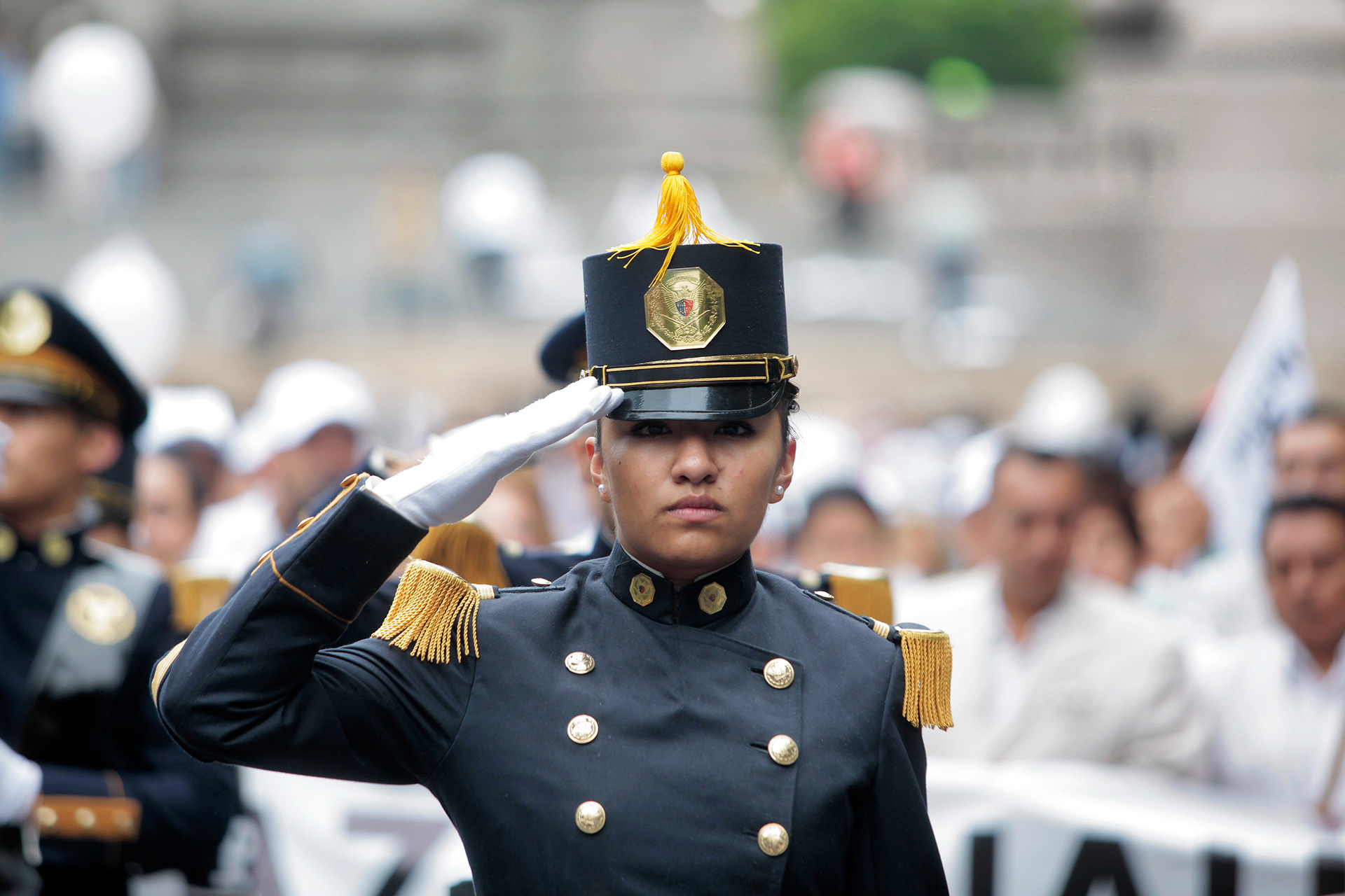 Estudiantes de un colegio militarizado participan en la “Marcha silenciosa por la paz” en apoyo a las fuerzas armadas, evento convocado por organizaciones empresariales y eclesiásticas que pudo ingresar al Campo Militar Número 1, en la Ciudad de México. Ciudad de México, 31 de mayo de 2015. (foto: Prometeo Lucero)