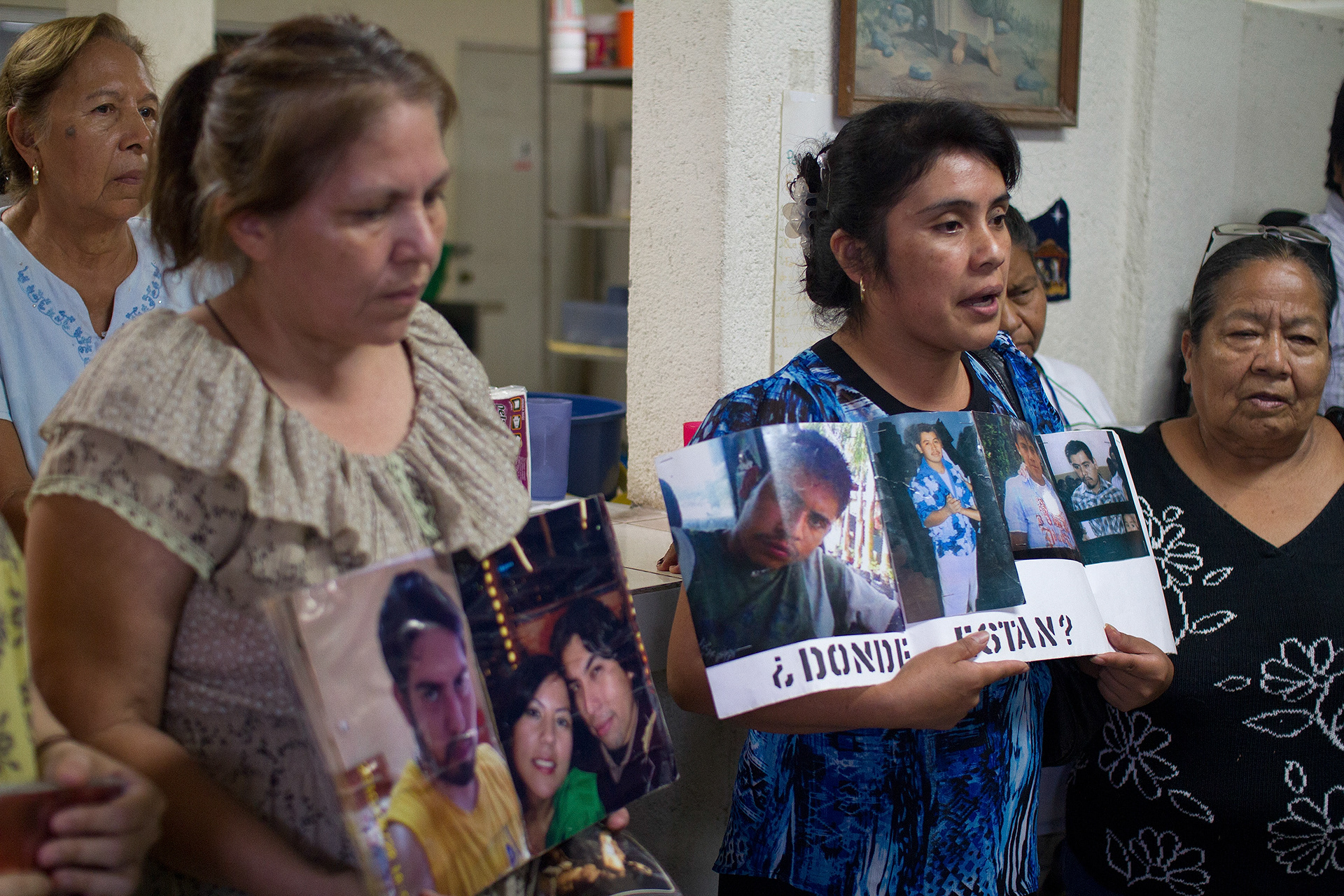 Madres de desaparecidos en Guadalupe, Nuevo León, muestran fotografías de sus familiares el 19 de octubre de 2012. (Prometeo Lucero)