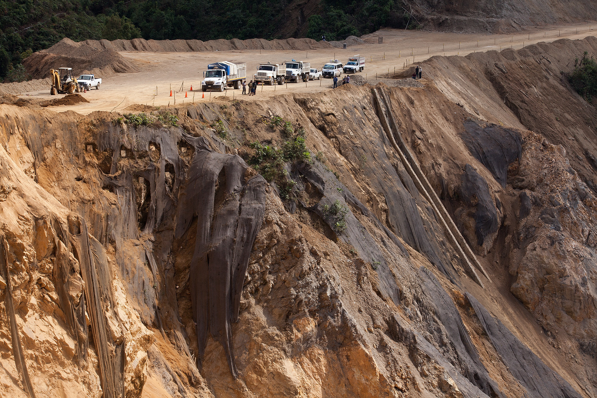 Un tramo de la carretera Tlapa-Marquelia es reparado en Malinaltepec, Guerrero. (Foto: Prometeo Lucero)