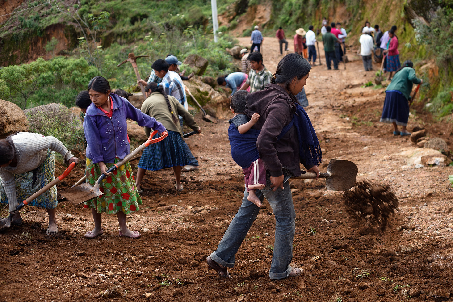 Mujeres y hombres indígenas na'savi trabajan en la reconstrucción de un camino en la comunidad de San Miguel Amoltepec Viejo, Cochoapa el Grande, Guerrero. (Foto: Prometeo Lucero)