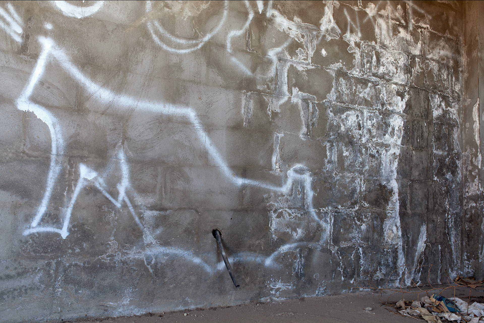 En el predio Maclovio Rojas, Tijuana, un número indeterminado de personas fueron disueltas en botes de sosa cáustica. Se cree que unas 300 cuerpos fueron disueltos por Santiago Meza López, conocido como “El Pozolero”, quien trabajaba para el Cártel de Sinaloa. (Prometeo Lucero)