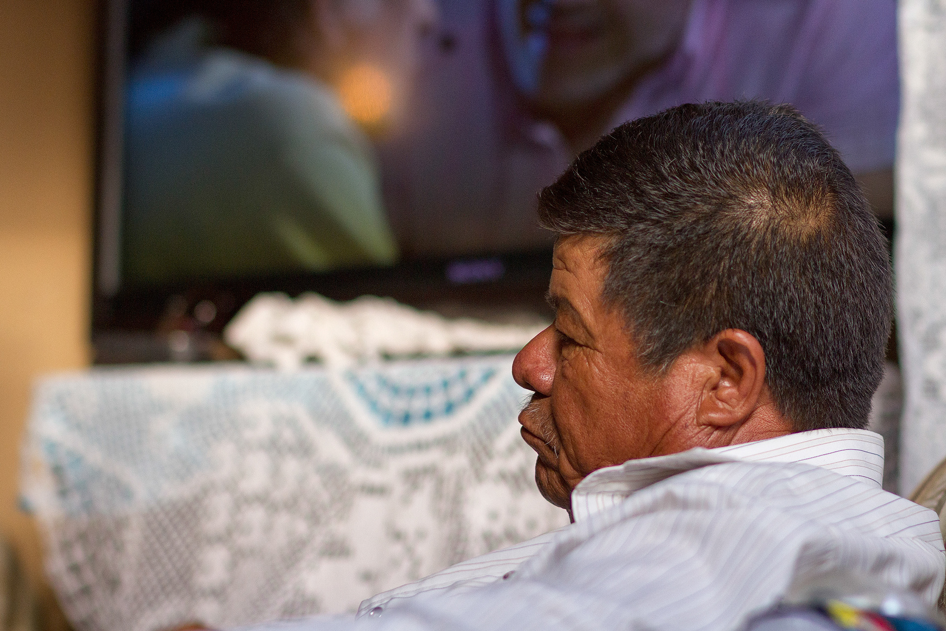 El padre de José Ángel Alvarado Herrera se encuentra sentado en el mismo sillón donde su hijo fue fotografiado antes de su desaparición forzada. El 29 de diciembre de 2009, José Ángel y sus primas Nitza Paola Alvarado Espinoza y Rocío Irene Alvarado Reyes, fueron desaparecidos por miembros del Ejército mexicano en el Ejido Benito Juárez, Chihuahua. Foto tomada el 22 de agosto de 2012. (Prometeo Lucero / Red TDT)