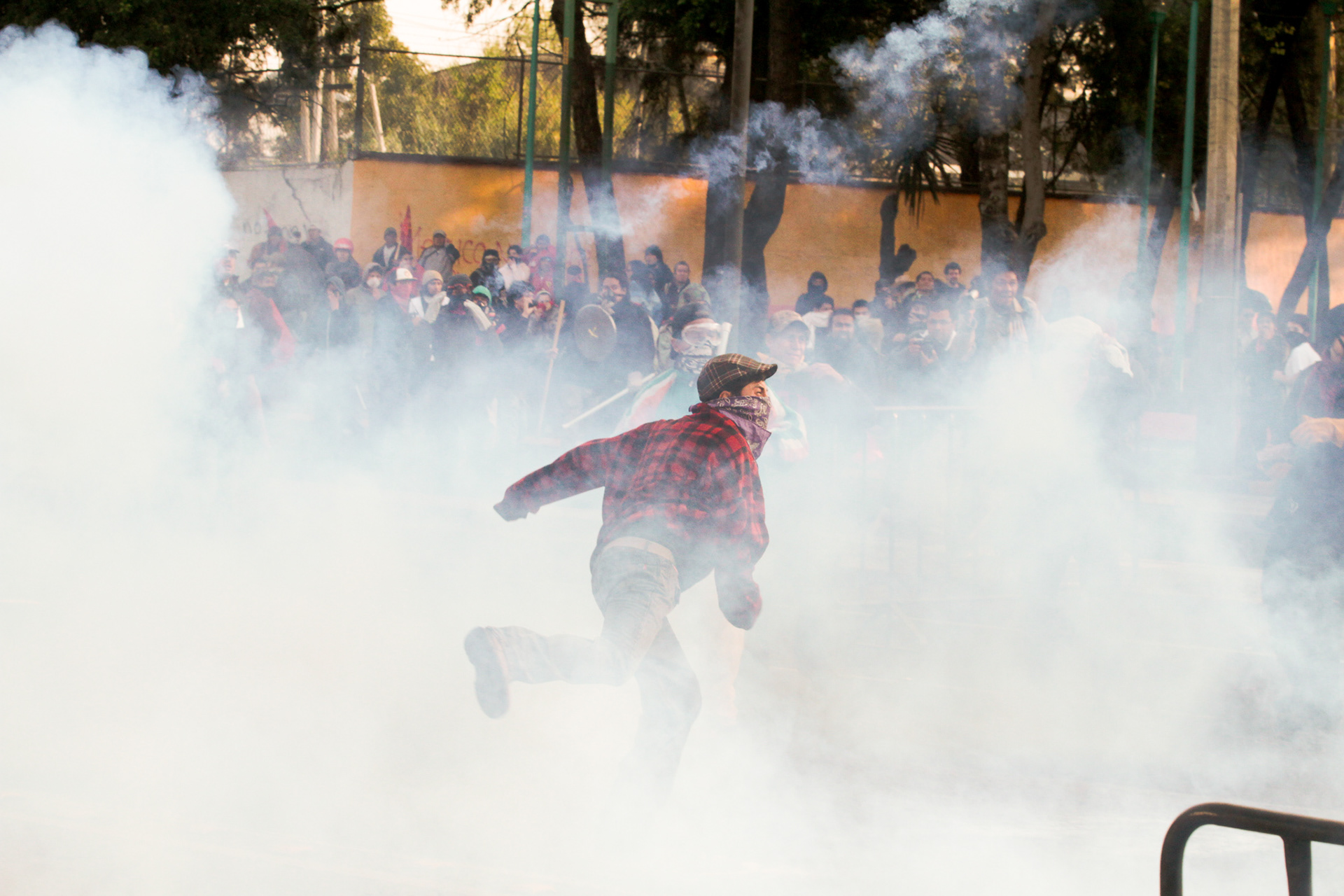 Manifestantes y policías se enfrentaron alrededor del Congreso de la Unión, en San Lázaro, el 1 de diciembre de 2012, al asumir Enrique Peña Nieto la presidencia de México. (foto: Prometeo Lucero / La Jornada)