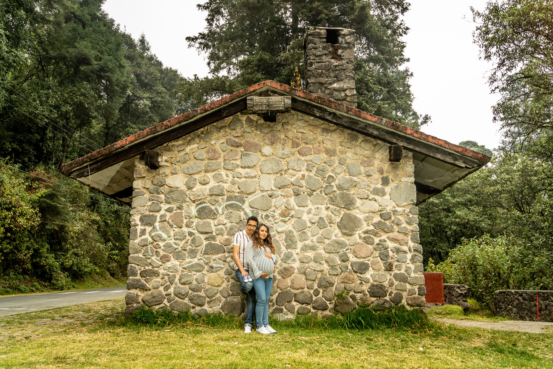 Sesión de maternidad para Adriana y Diego en el Desierto de los Leones, CDMX