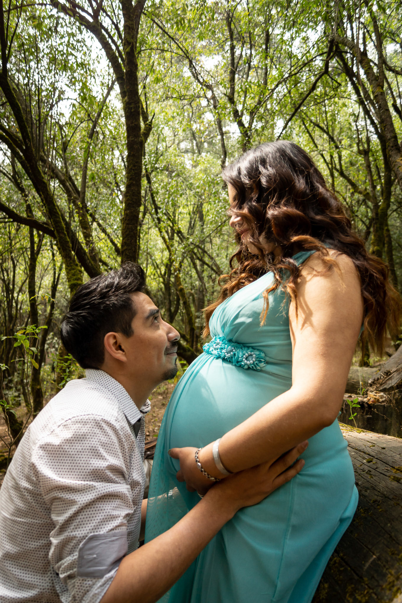 Sesión de maternidad para Adriana y Diego en el Desierto de los Leones, CDMX