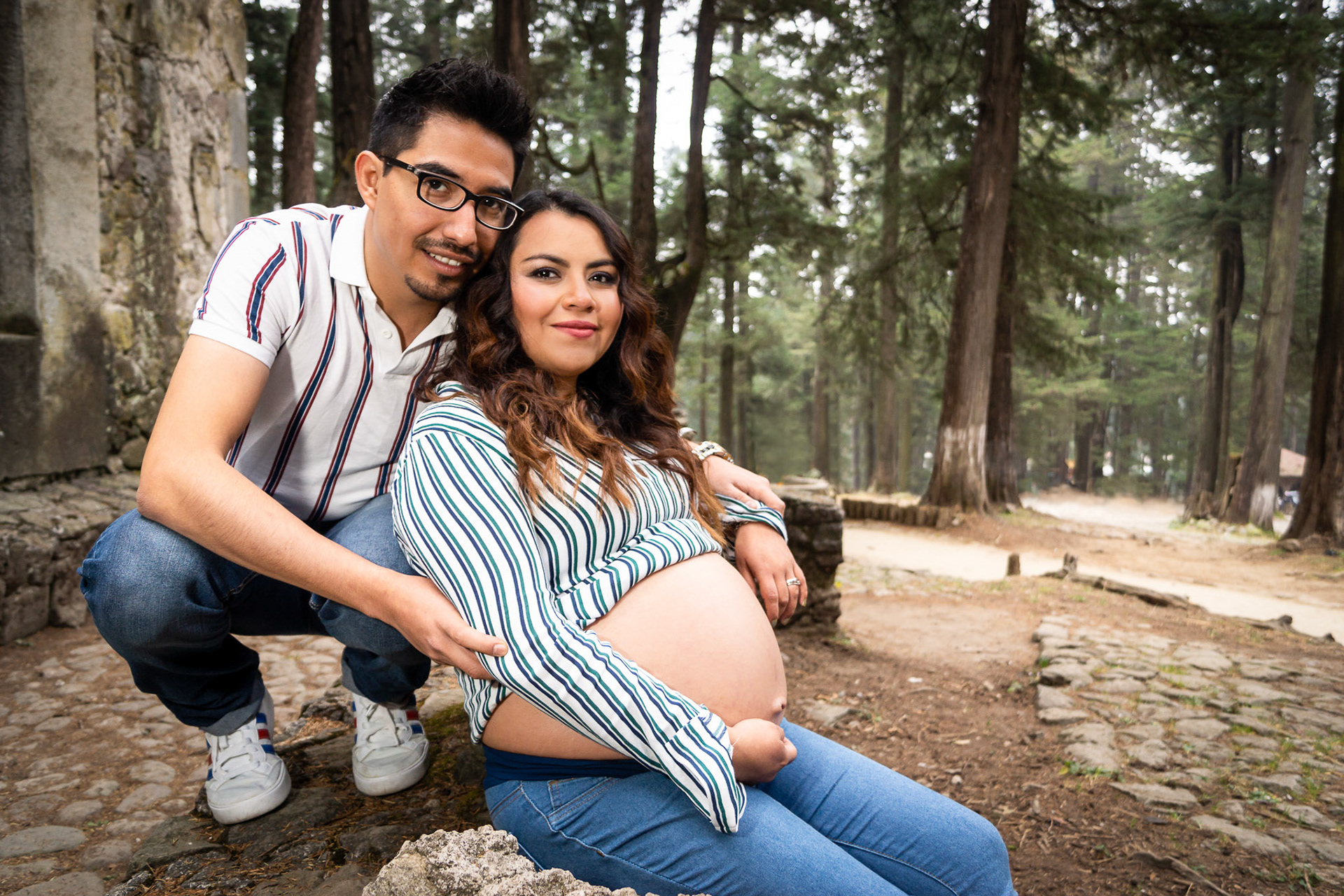 Sesión de maternidad para Adriana y Diego en el Desierto de los Leones, CDMX