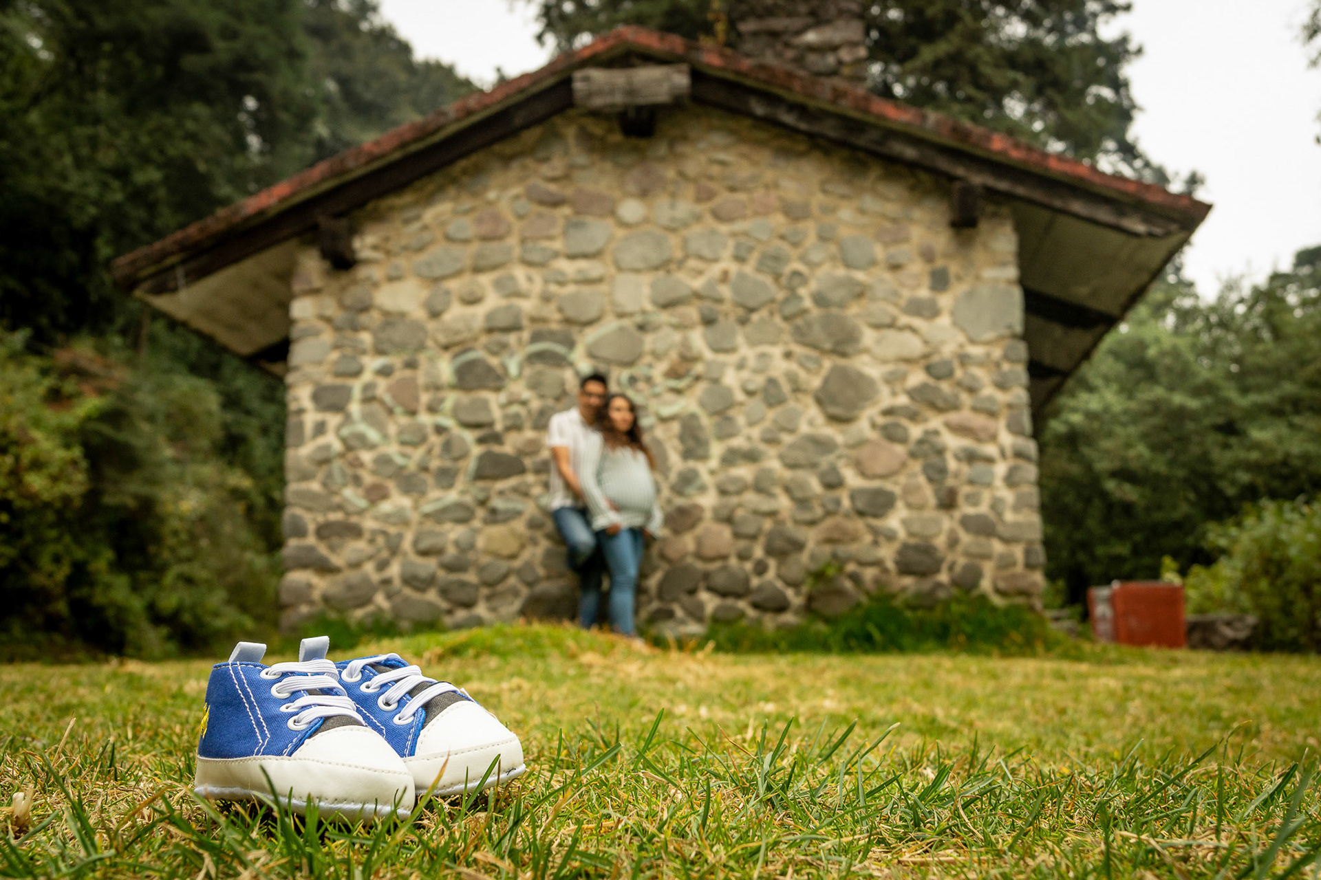 Sesión de maternidad para Adriana y Diego en el Desierto de los Leones, CDMX