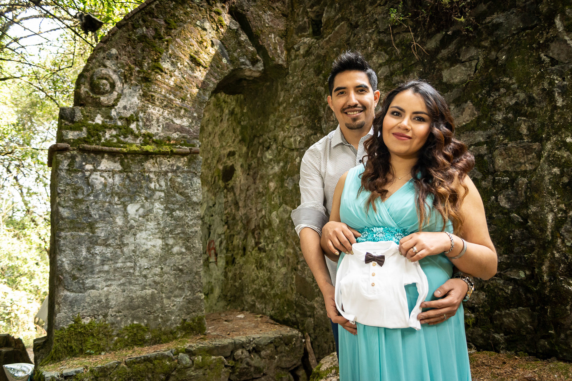 Sesión de maternidad para Adriana y Diego en el Desierto de los Leones, CDMX