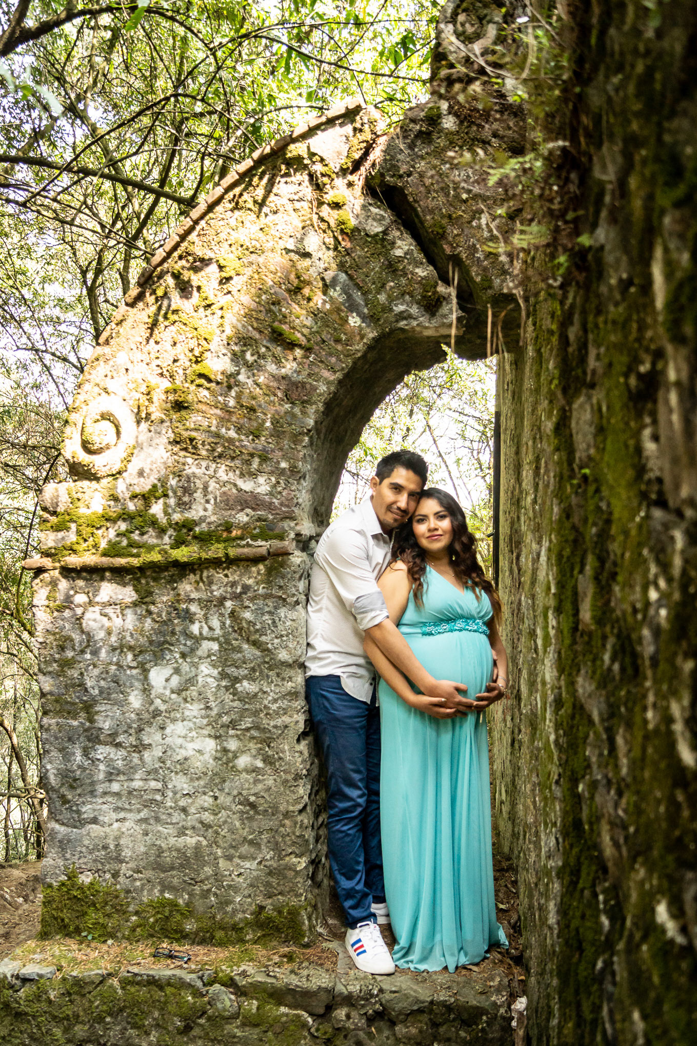 Sesión de maternidad para Adriana y Diego en el Desierto de los Leones, CDMX