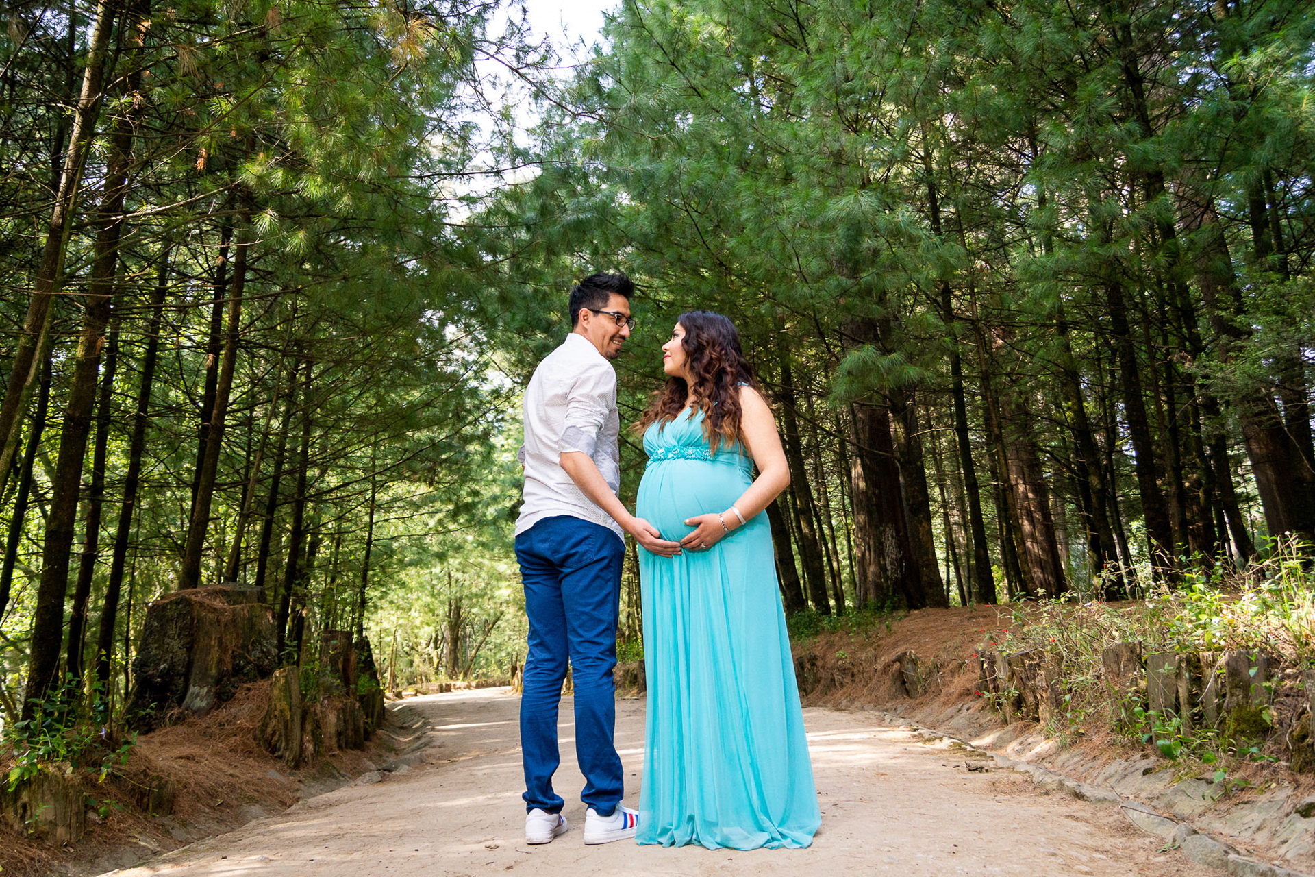 Sesión de maternidad para Adriana y Diego en el Desierto de los Leones, CDMX