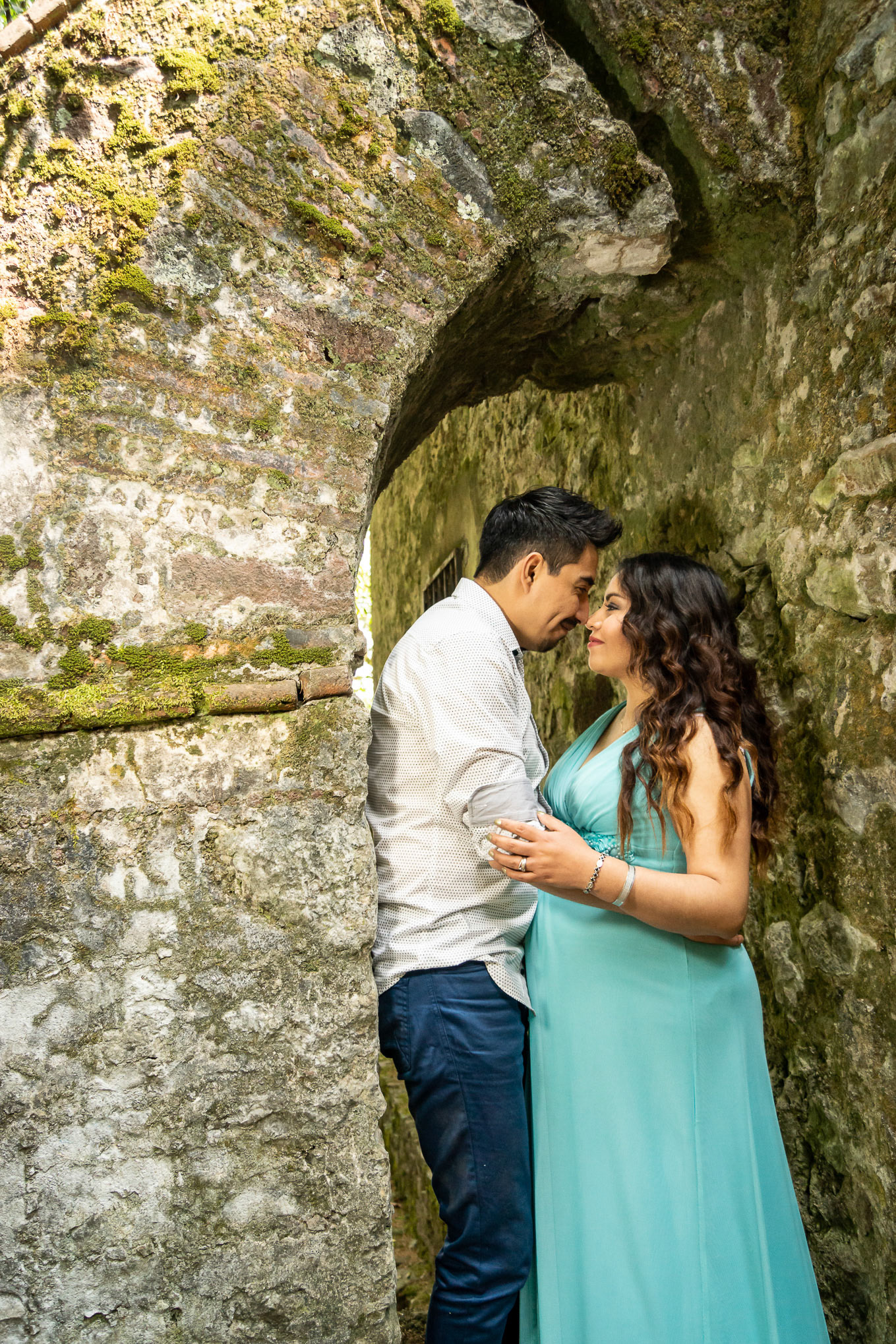 Sesión de maternidad para Adriana y Diego en el Desierto de los Leones, CDMX