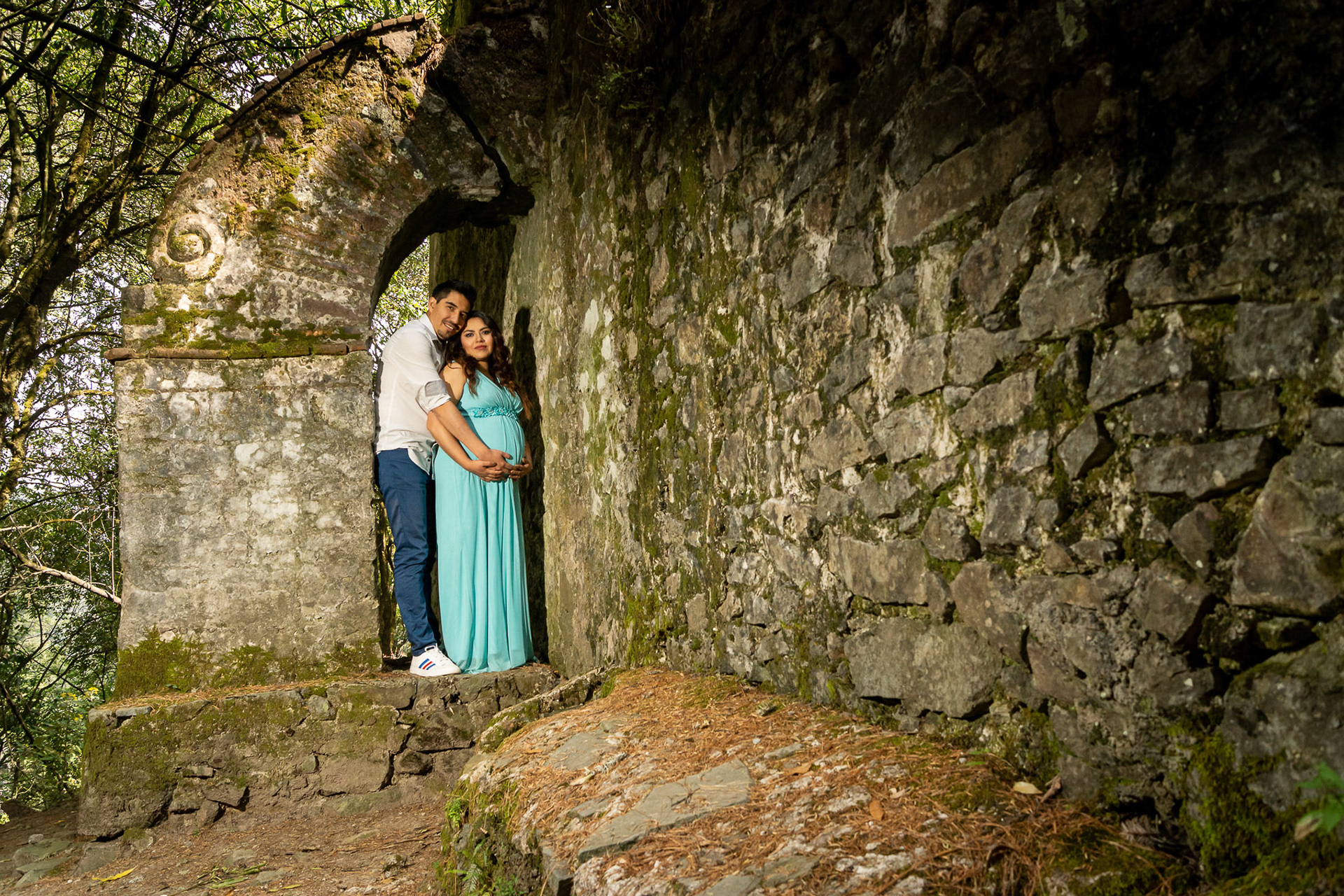 Sesión de maternidad para Adriana y Diego en el Desierto de los Leones, CDMX