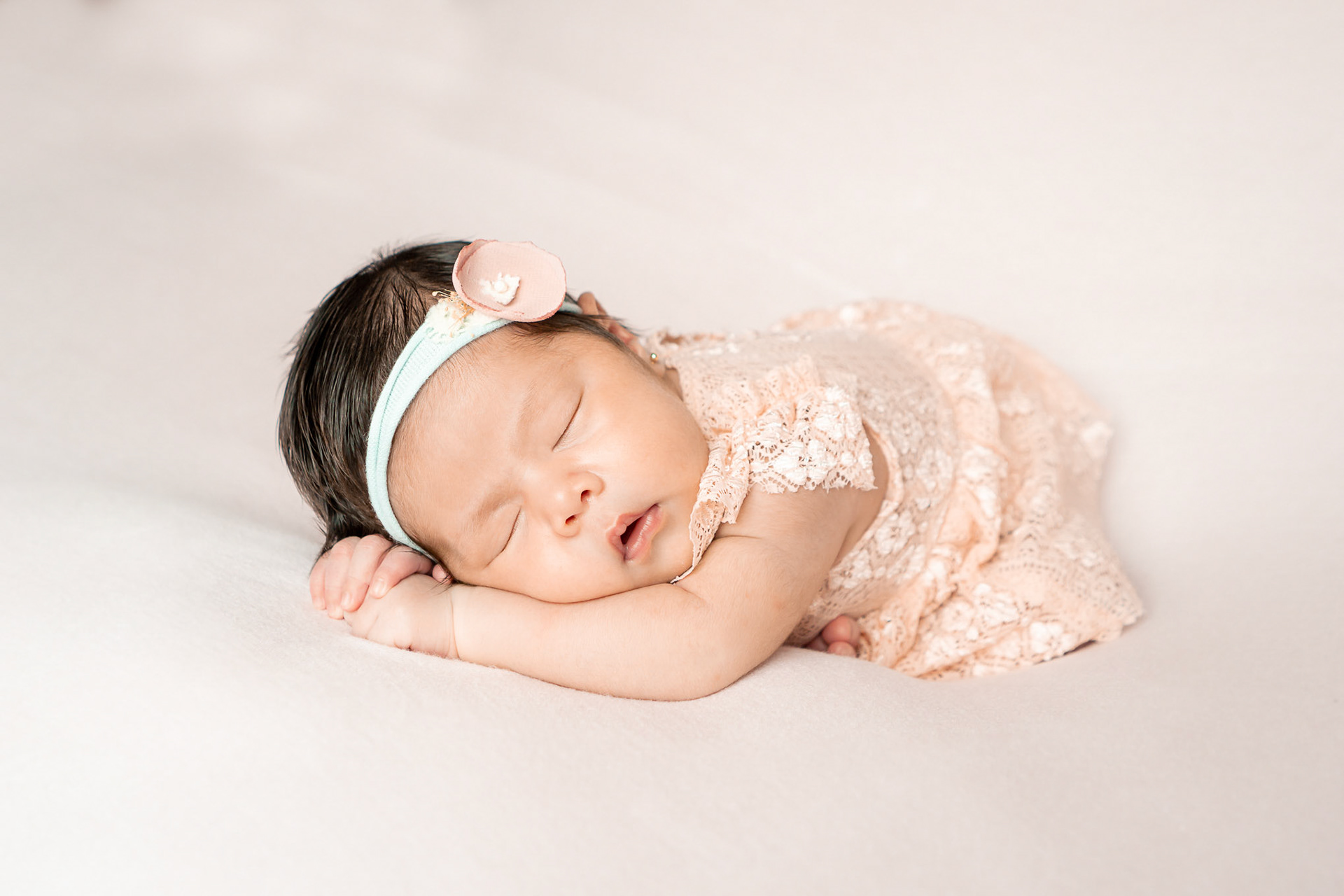 Sesión fotográfica de Recién Nacido (New Born) para Mía Alessandra.