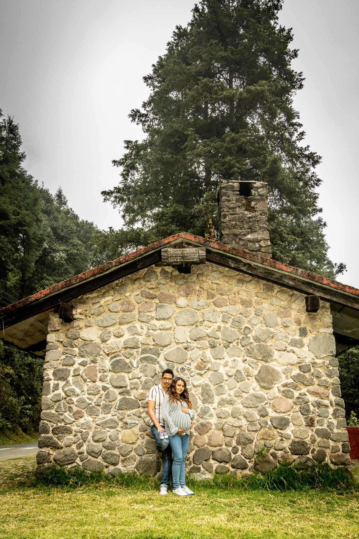 Sesión de maternidad para Adriana y Diego en el Desierto de los Leones, CDMX