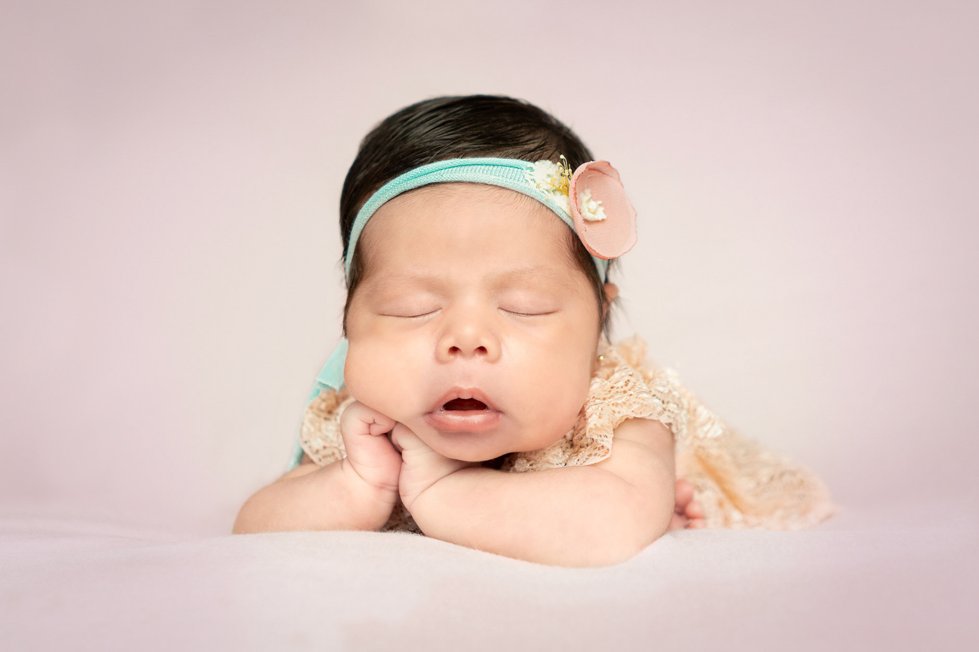 Sesión fotográfica de Recién Nacido (New Born) para Mía Alessandra.