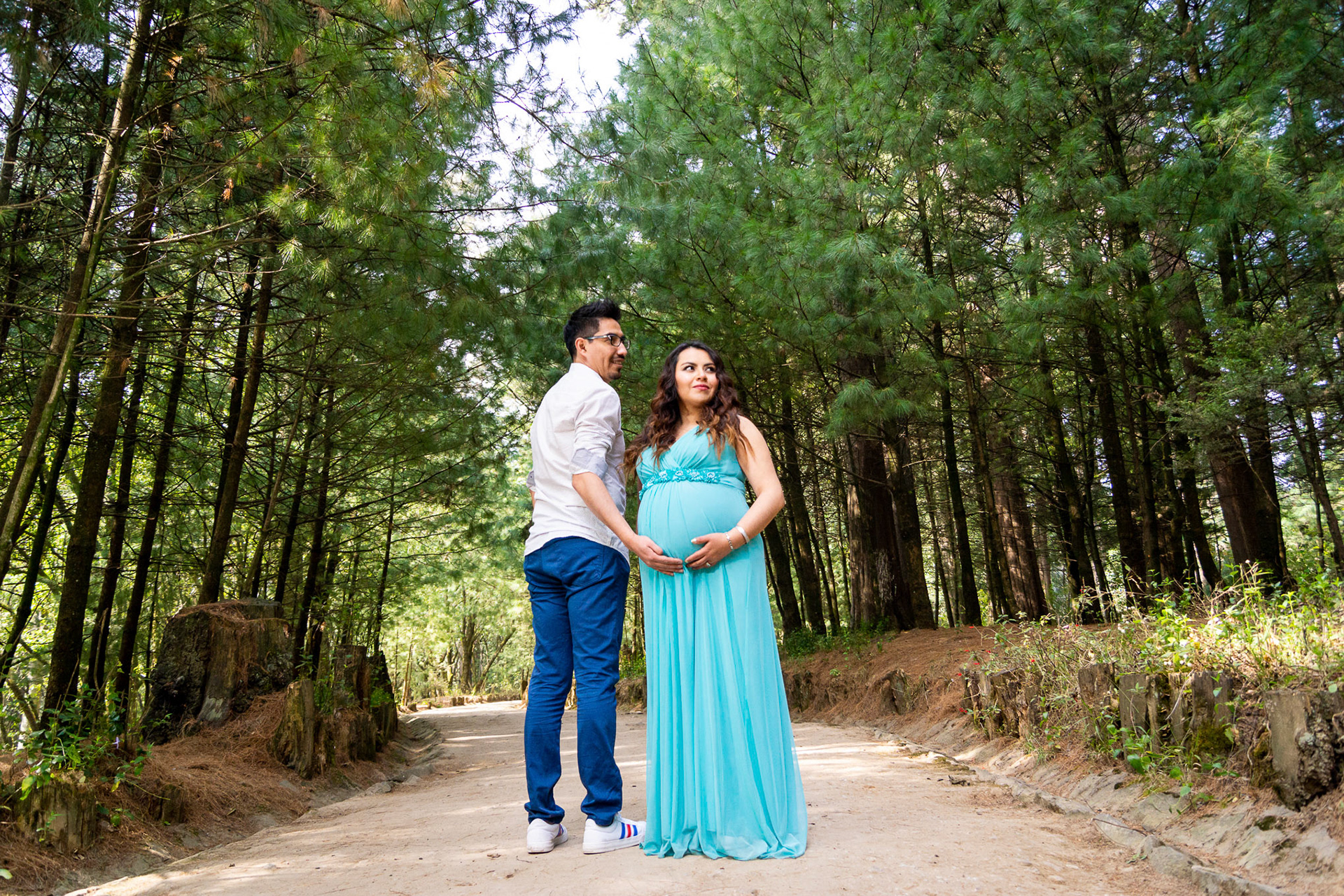 Sesión de maternidad para Adriana y Diego en el Desierto de los Leones, CDMX