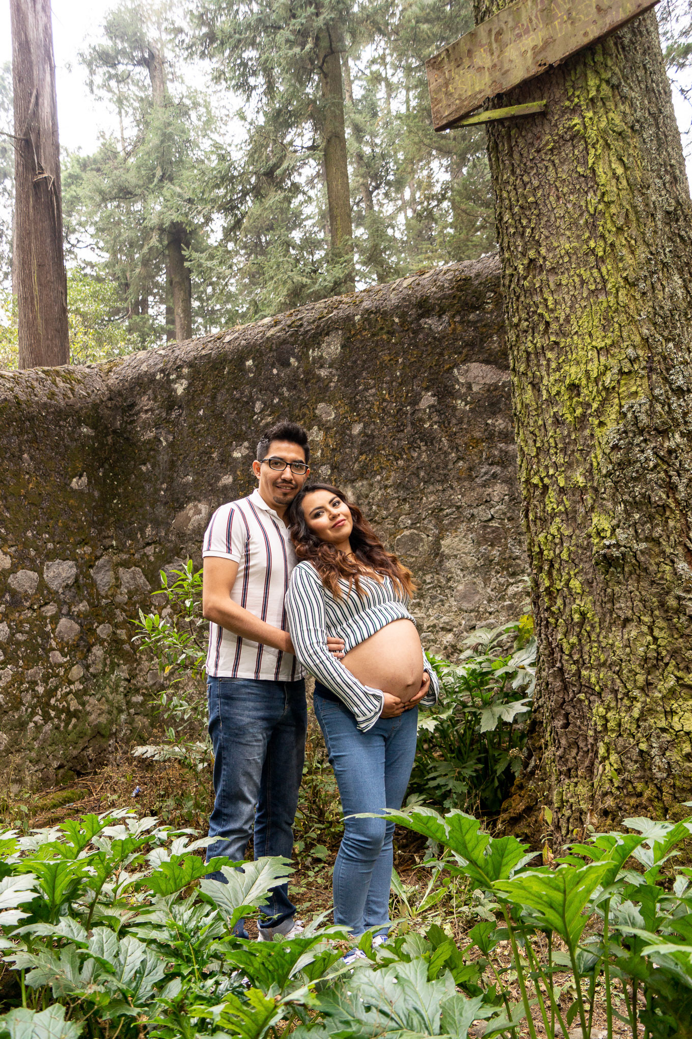 Sesión de maternidad para Adriana y Diego en el Desierto de los Leones, CDMX