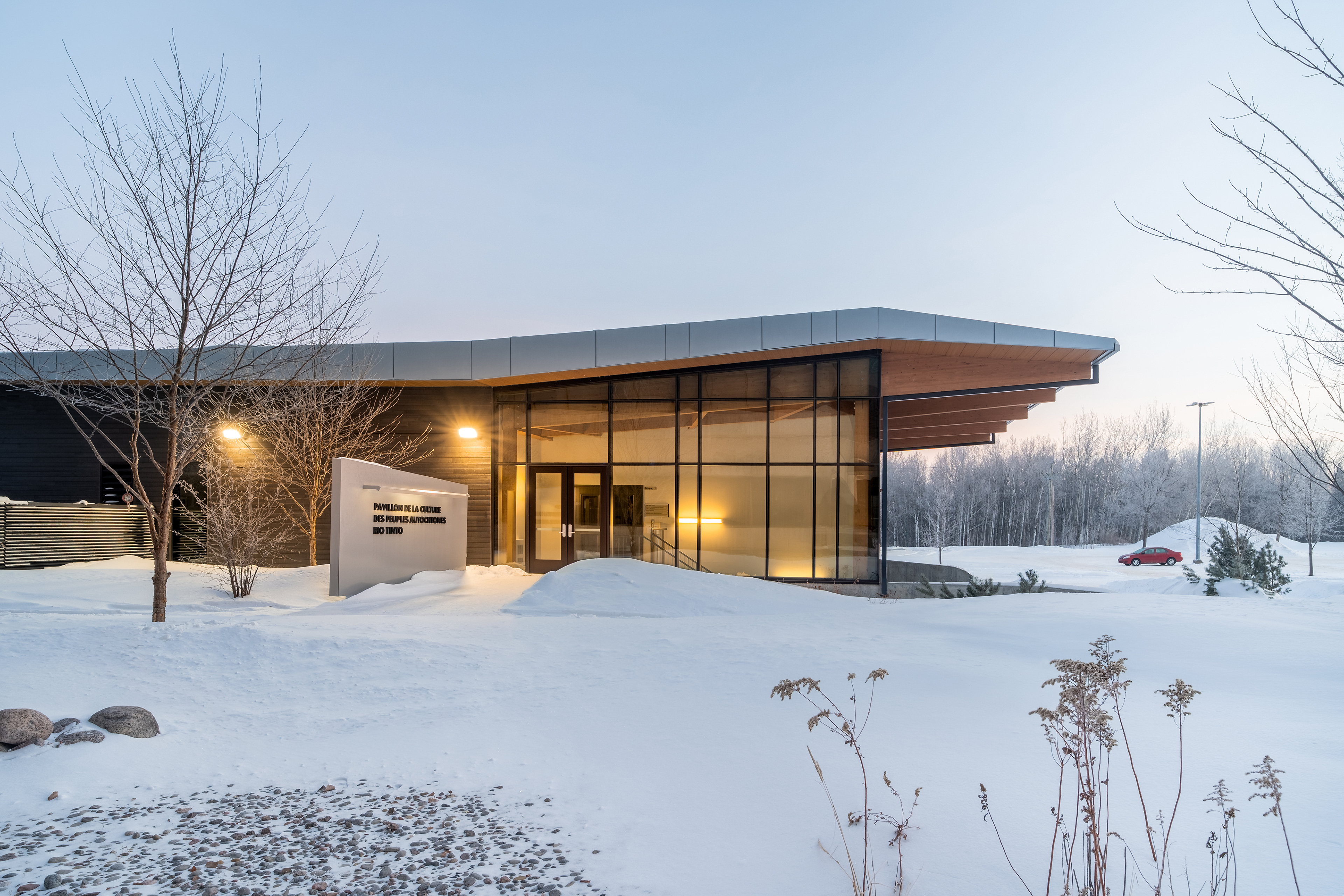 Pavillon de la culture des peuples autochtones intégré à son paysage hivernal