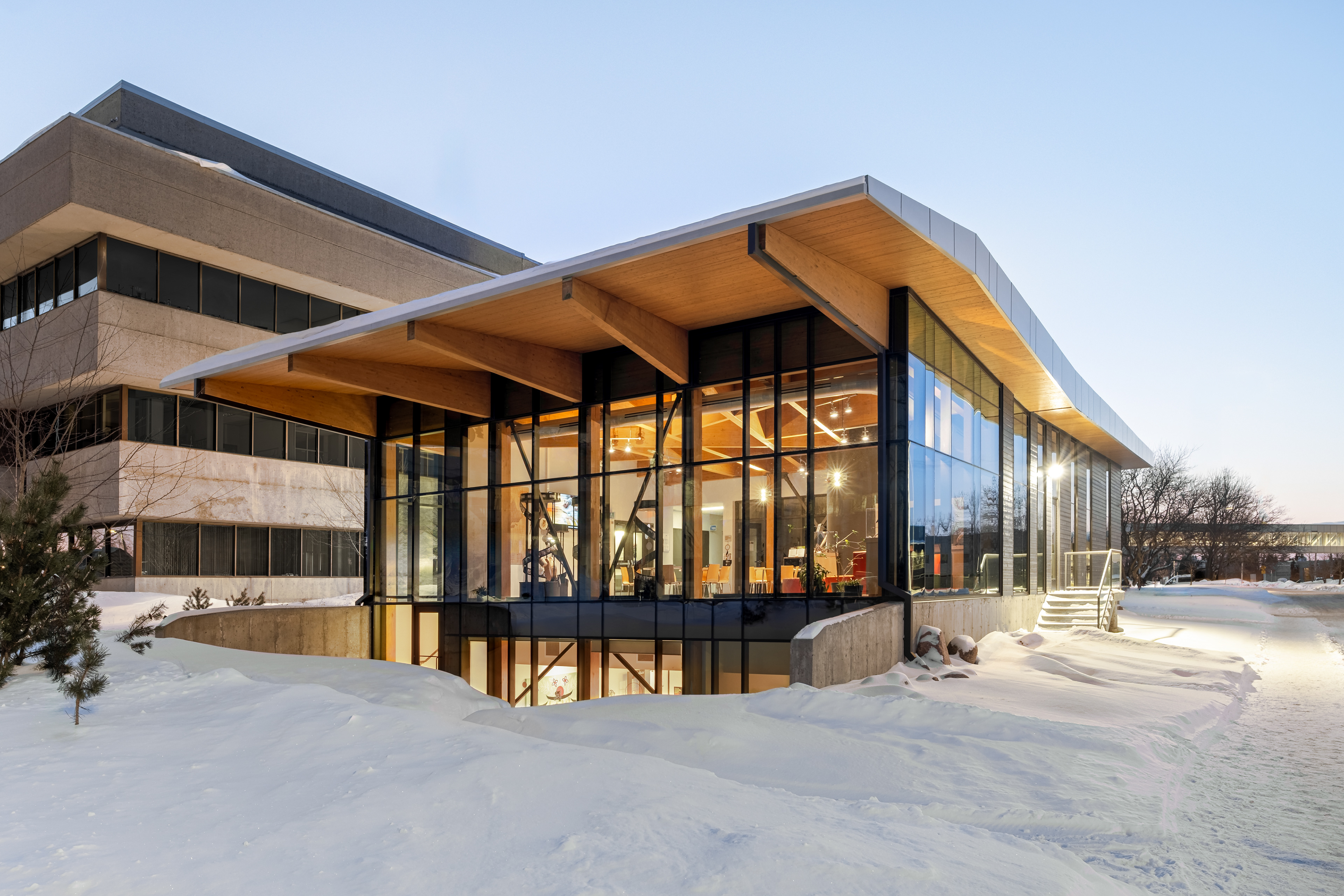 Face avant en hiver, vue d’ensemble extérieure du pavillon de la culture des peuples autochtones à l’UQAC