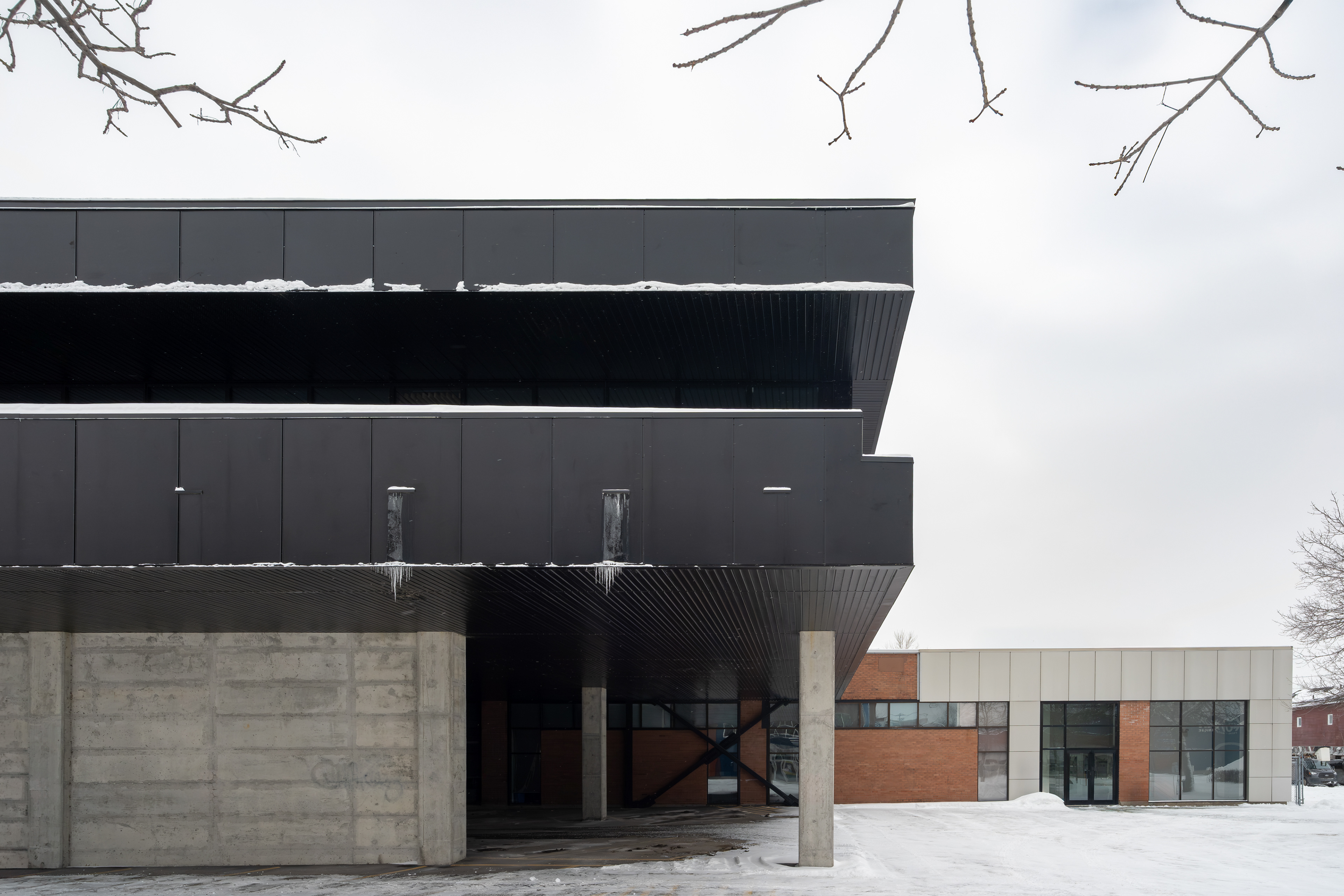 Bureaux d’Ubisoft à Chicoutimi au Saguenay — façade secondaire en hiver