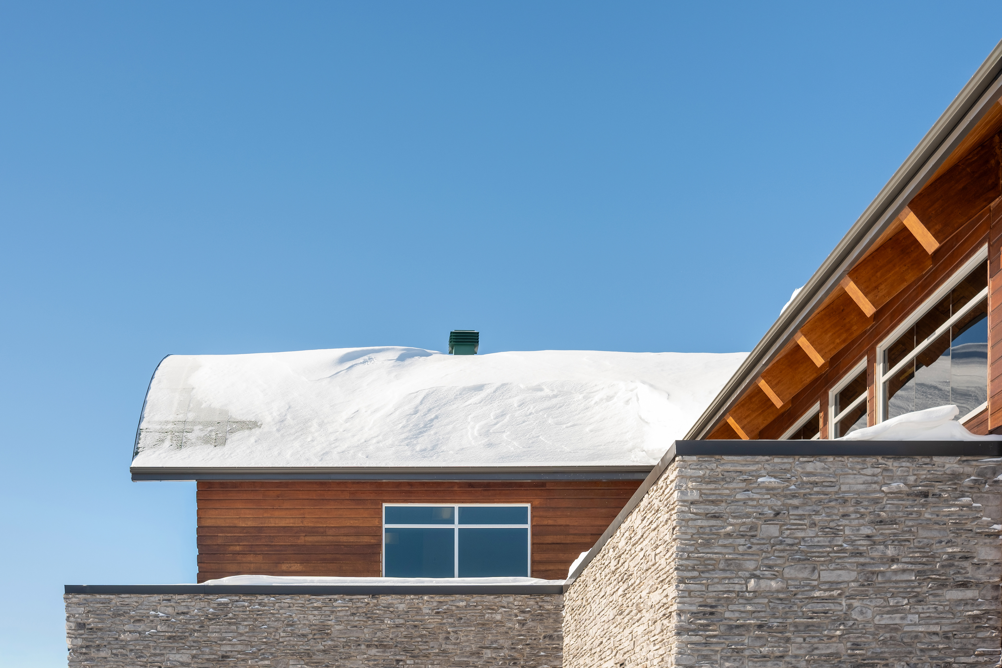 Volume latéral du Pavillon Mellon à Jonquière en contexte hivernal