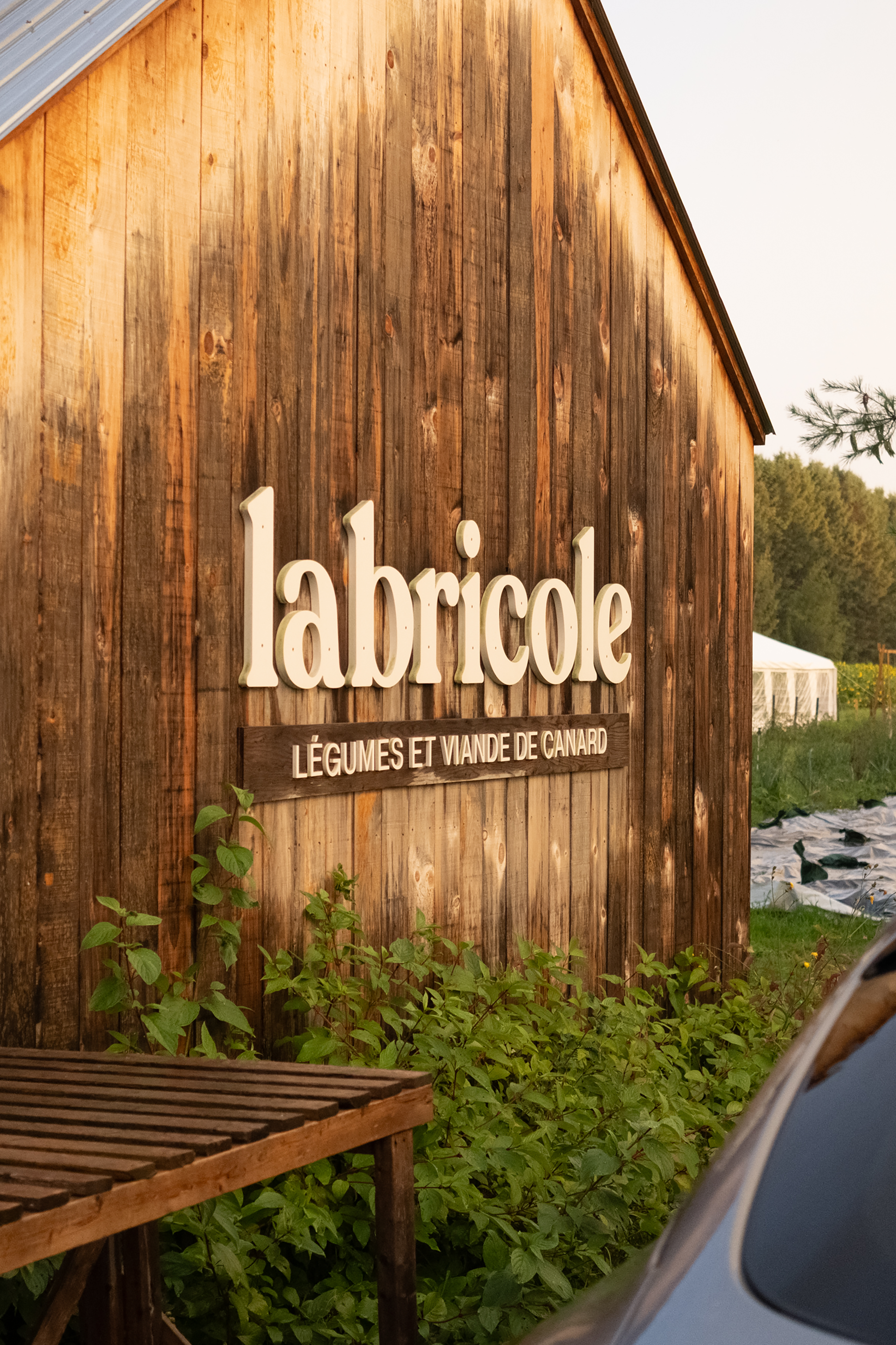 devanture de la ferme LaBricole au Saguenay, lors du coucher de soleil