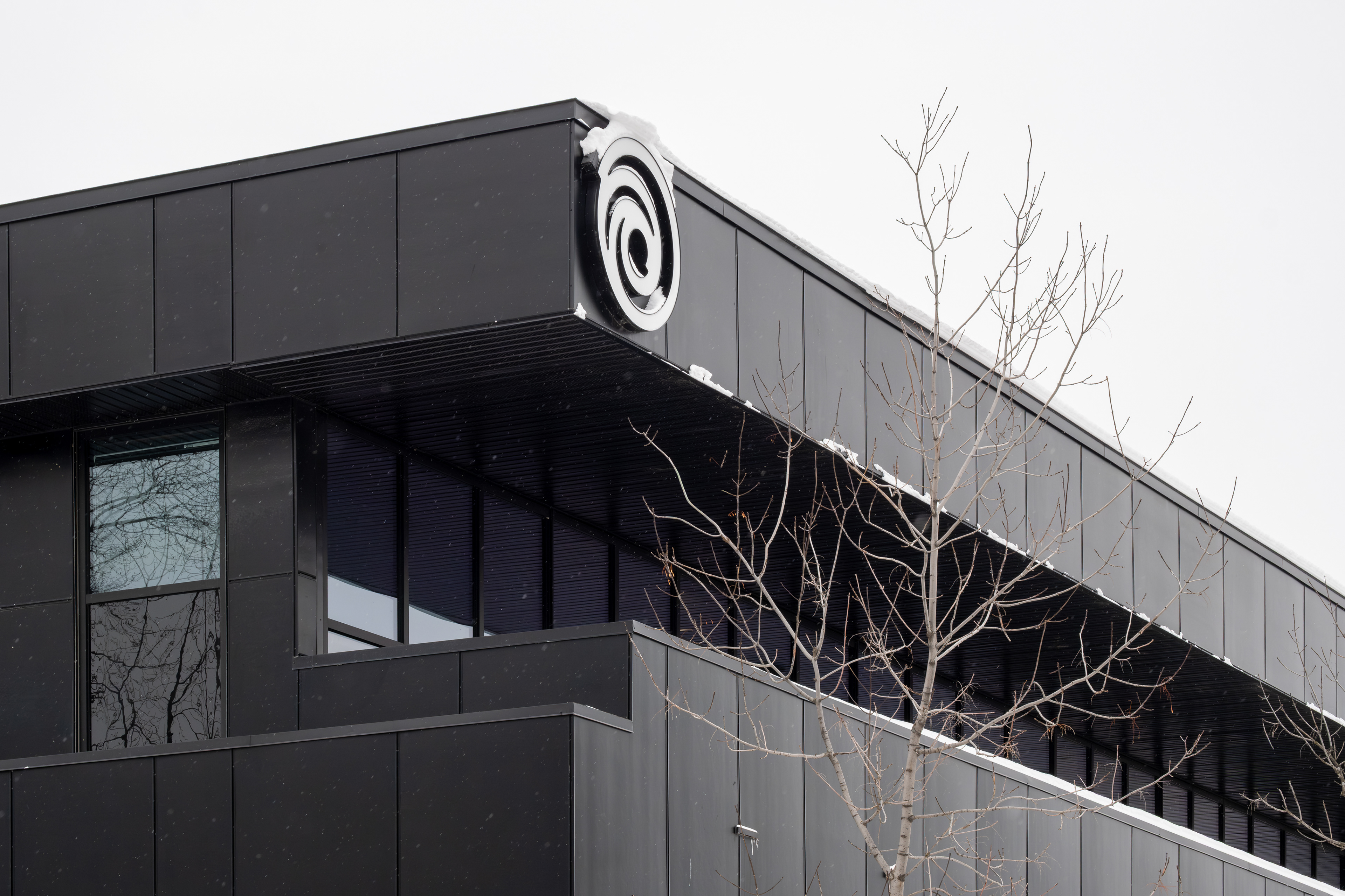 Détail du logo Ubisoft sur la façade