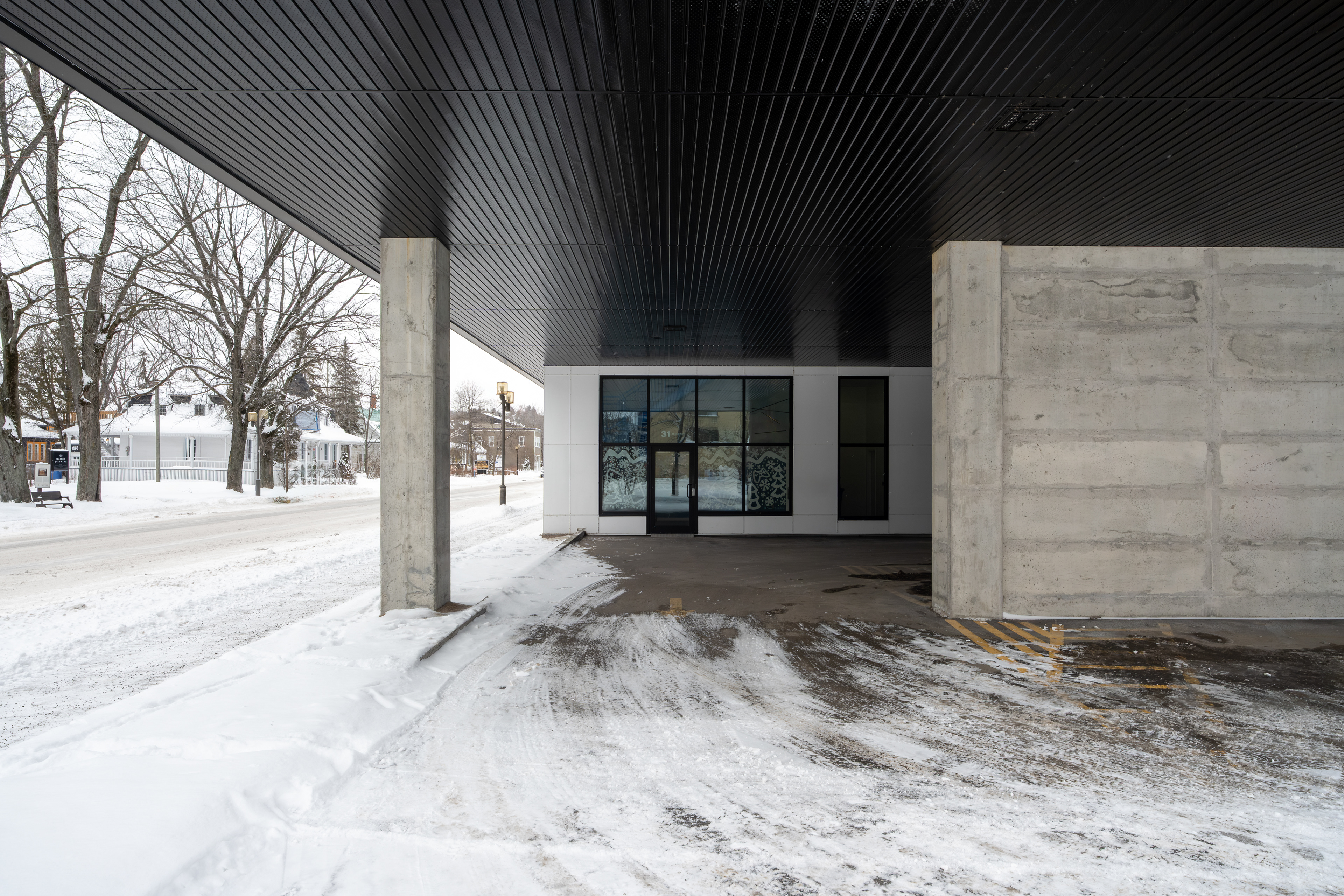 Entrée couverte du bâtiment Ubisoft Saguenay en hiver