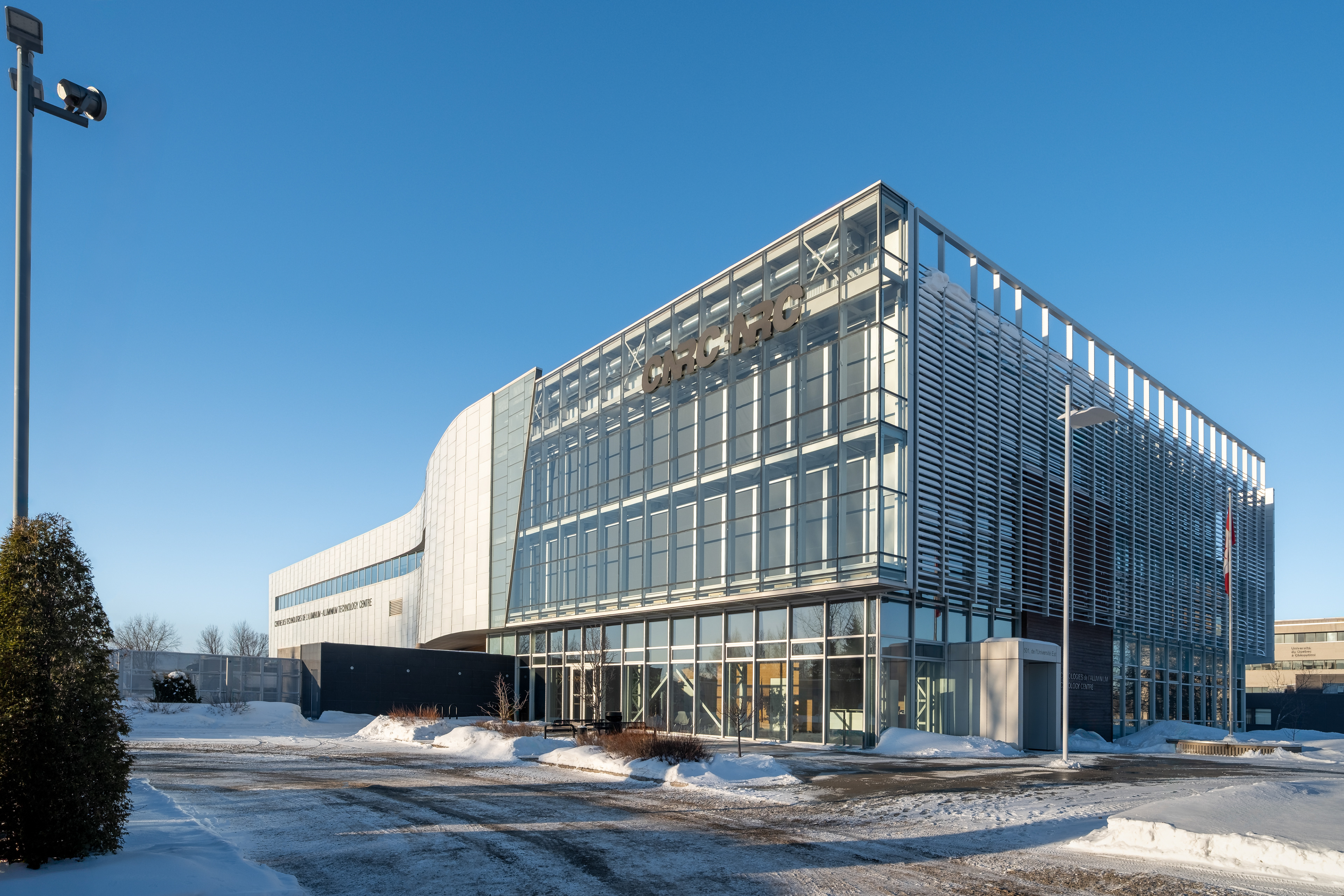 Façade vitrée du Centre des technologies de l’aluminium du CNRC à Chicoutimi