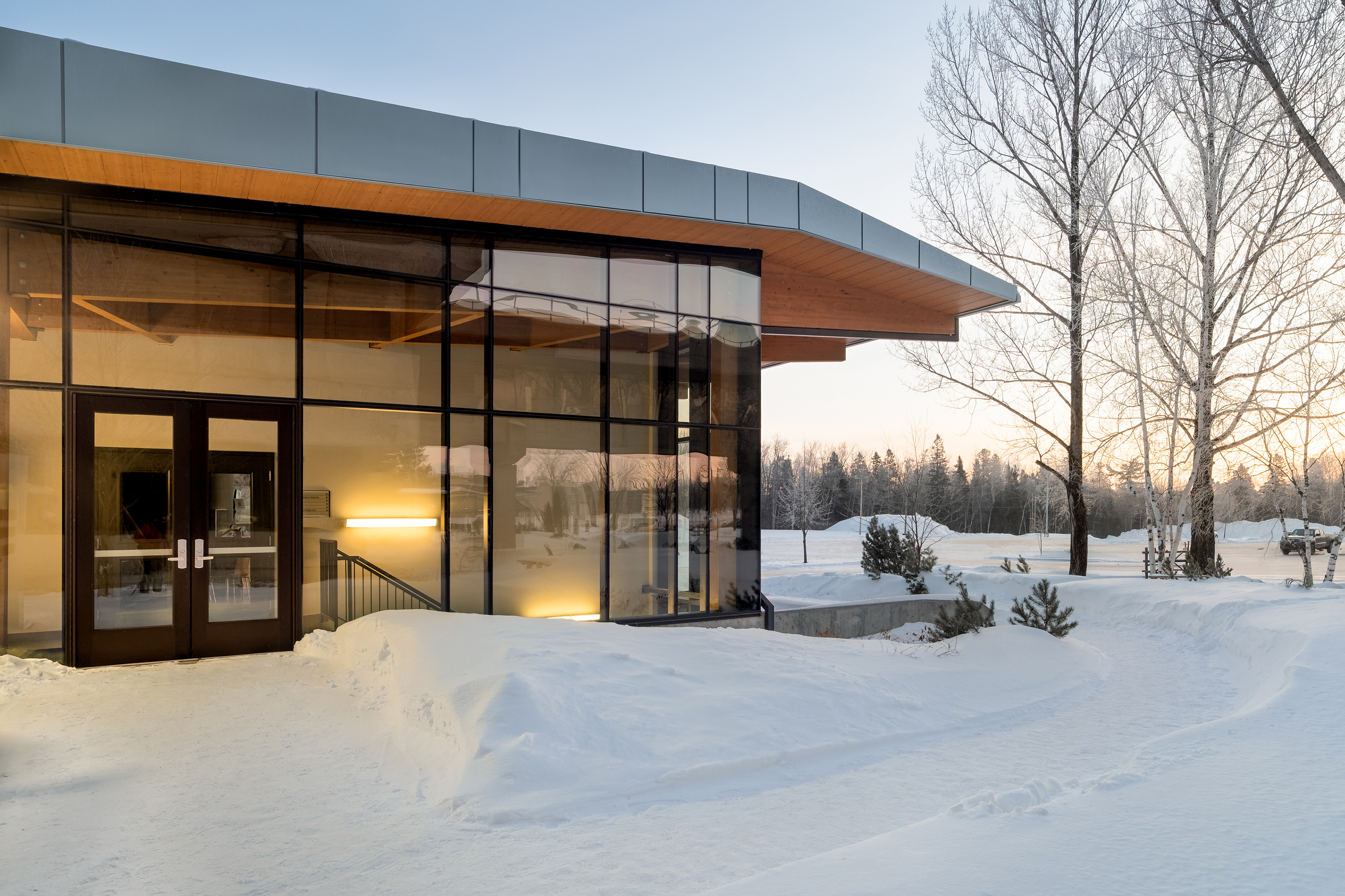 Entrée principale du pavillon de la culture des peuples autochtones à l’UQAC