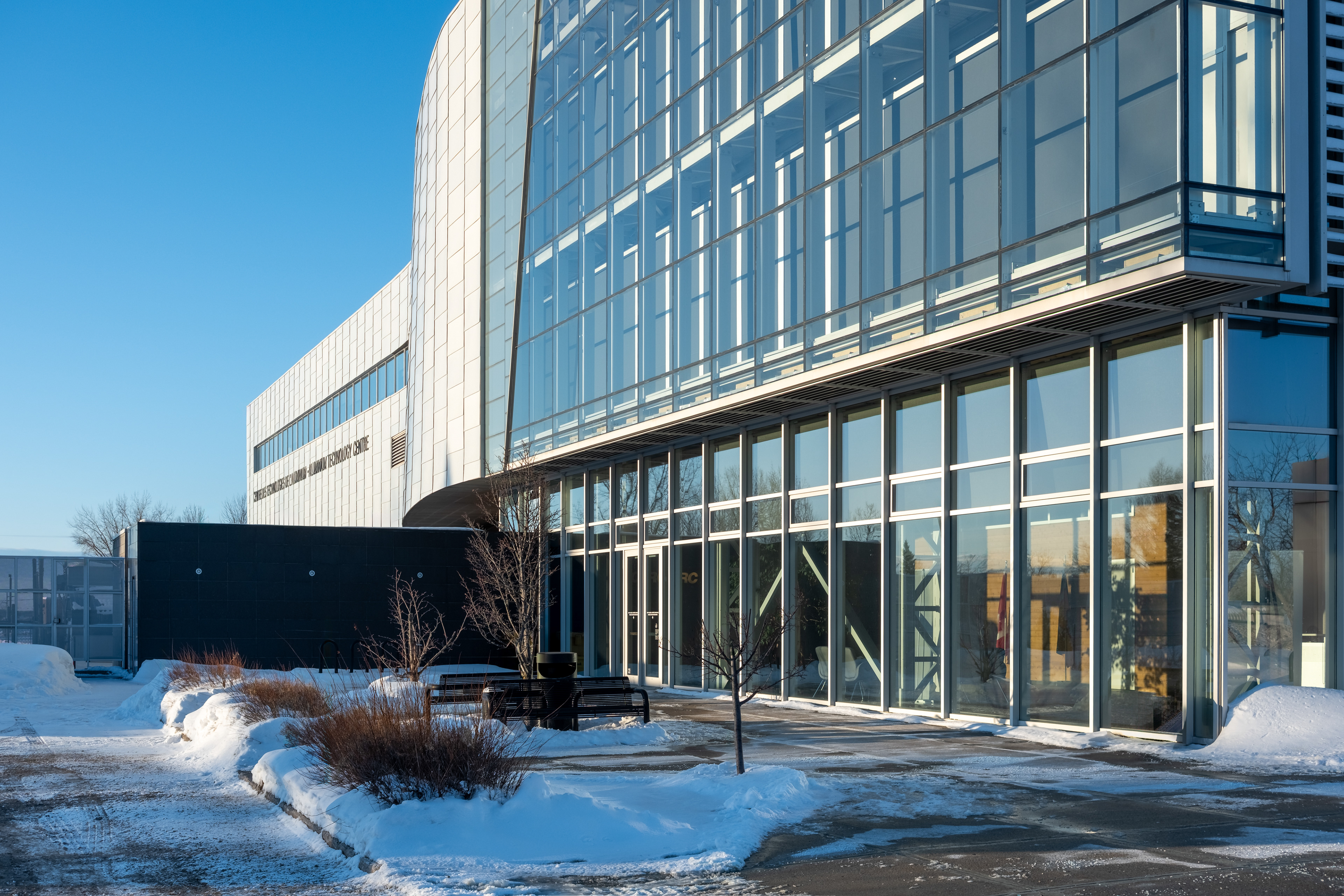 Détail des matériaux aluminium et verre du bâtiment CNRC
