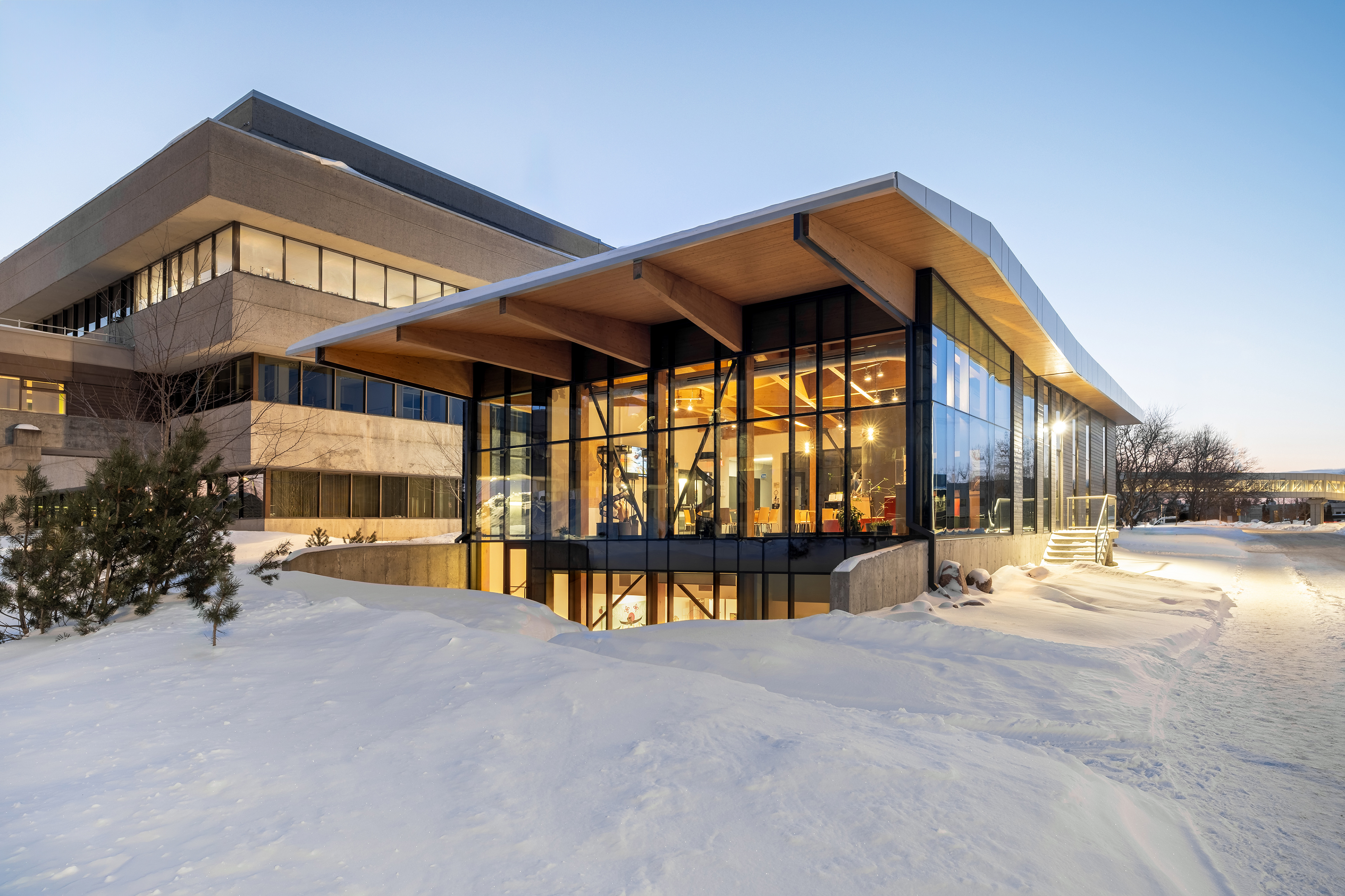 Bâtiment contemporain vitré photographié en hiver, vue d’ensemble extérieure