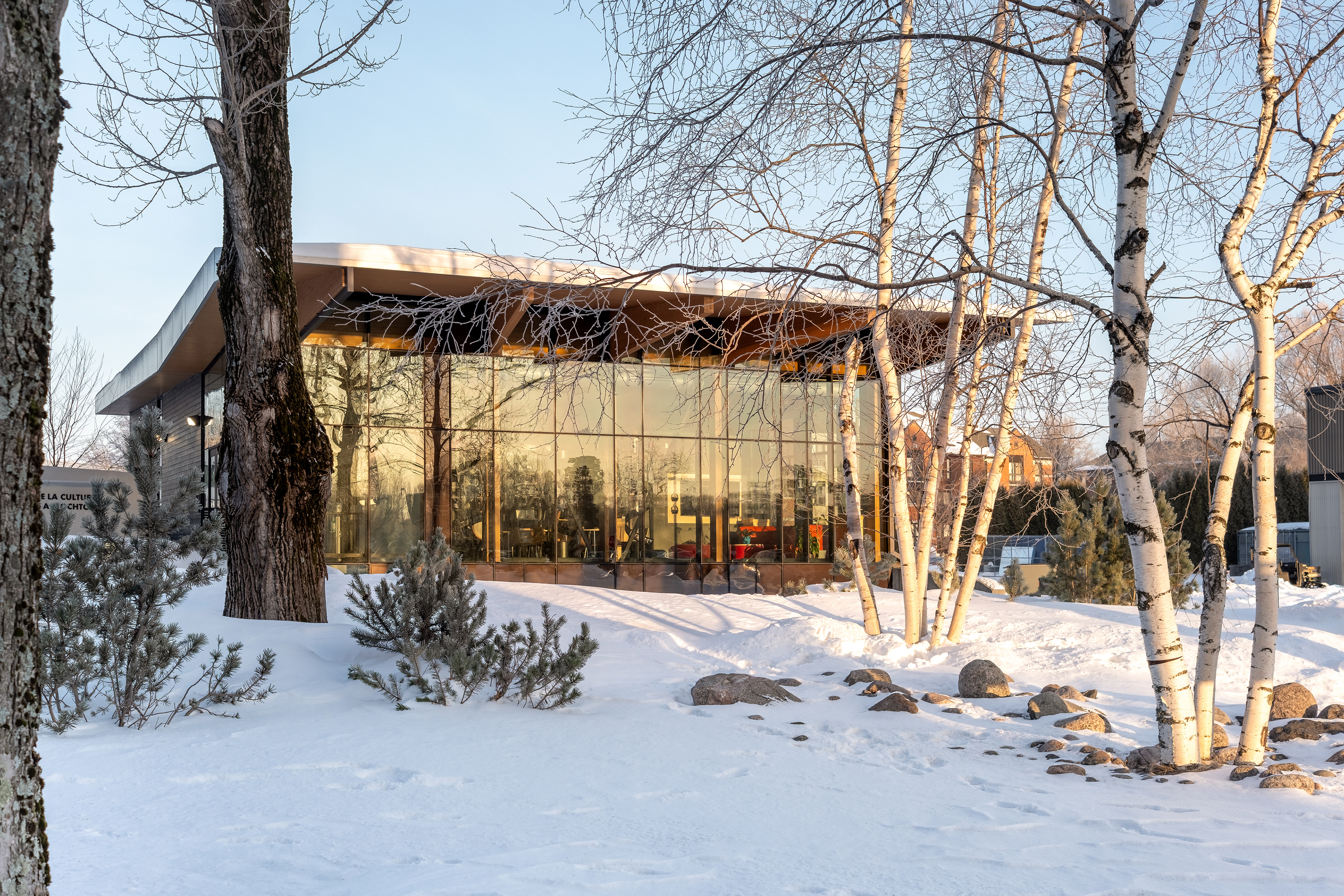 Architecture du pavillon de la culture des peuples autochtones intégrée à son environnement