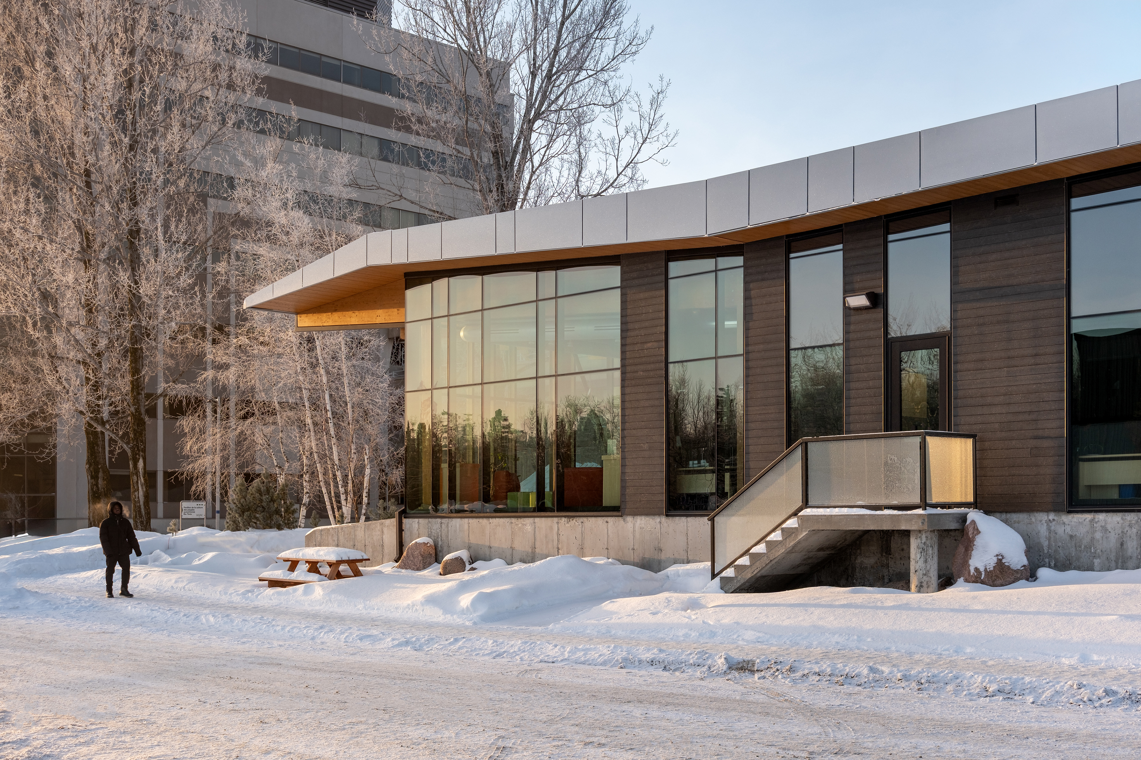 Pavillon de la culture des peuples autochtones avec présence humaine en hiver
